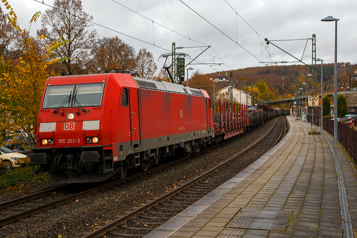 Die 185 262-3 (91 80 6185 262-3 D-DB) der DB Cargo AG f�hrt am 01.11.2021 mit einem gemischten G�terzug durch den Bahnhof Kirchen (Sieg) in Richtung K�ln.

Die TRAXX F140 AC2 wurde 2006 von Bombardier in Kassel unter der Fabriknummer 34112 gebaut. 

Auch in Altena im Sauerland gab es im Sommer 2021 eine Flutkatastrophe, dabei wurden auch die Bahngleise untersp�lt. Die Ruhr-Sieg-Strecke, die Bahnstrecke Kreuztal – Hagen,  ist daher  immer noch unterbrochen, so m�ssen auch die G�terz�ge von Kreuztal nach Hagen einen gro�en Umweg fahren.