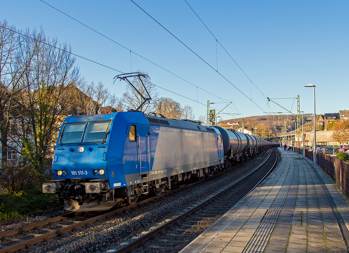 
Die 185 511-3 (91 80 6185 511-3 D-ATLU) der Alpha Trains Luxembourg s.à.r.l. fährt am 28.11.2020 mit einem  MILLET  Kesselwagenzug  durch den Bahnhof Kirchen an der Sieg in Richtung Köln. Laut Gefahrguttafel (33/1170) und Anschrift hat der Zug Ethanol (auch bekannt als Weingeist, Spiritus oder einfach Alkohol) geladen. Ethanol ist z.Z. ja ein sehr gefragter Stoff, da es u.a. für die Herstellung von Desinfektionsmittel verwendet wird.

Die Lok eine Bombardier TRAXX F140 AC1 wurde 2002 vom Bombardier in Kassel unter der Fabriknummer 33512 gebaut. Da es eine Mietlok ist hatte die schon viel Stationen und auch Halterkürzel.

Bei den Wagons handelte es sich um Kesselwagen der Gattung Zans (Gattungszahl 7837) des französischen Wagonvermieters MILLET s.a.s.. Die Wagons haben ein Fassungsvermögen von ca. 95.000 l (95 m³) und ein max. Zuladungsgewicht von ca. 68 t.

Ich will nicht daran denken „wenn da mal was passiert“. Aber man muss auch mal daran denken, wieviel LKW´s für diese Menge auf unseren eh schon gutgefüllten Straßen unterwegs wären. Da finde ich doch die Schiene ist eine viel bessere Variante.
