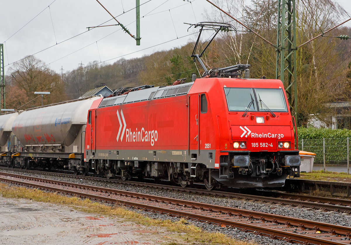 Die 185 582-4 (91 80 6185 582-4 D-RHC) der RheinCargo GmbH & Co. KG, ex 2051 (91 80 6185 582-4 D-HGK) der HGK - Häfen und Güterverkehr Köln AG fährt am 10.02.2019 mit einem Braunkohlestaubzug (Silowagen der Gattung Uacns) durch den Bahnhof Brachbach (Mudersbach/Sieg) in Richtung Siegen. 

Die RheinCargo ist ein 2012 gegründetes Gemeinschaftsunternehmen der Häfen und Güterverkehr Köln AG und der Neuss-Düsseldorfer Häfen GmbH & Co. KG (NDH), die jeweils zu jeweils 50 % Eigentümer sind. 

Die TRAXX F140 AC2 wurde 2008 von Bombardier in Kassel unter der Fabriknummer 34194 gebaut. Zulassungen hat die Lok für Deutschland, Österreich und die Schweiz, sie hat auch vier Stromabnehmer. Eigentlicher Eigentümer ist Macquarie European Rail Limited.

Die TRAXX 2 ist eine Weiterentwicklung der Traxx-Baureihen, gegenüber welchen sie als augenfälligste Änderung einen überarbeiteten Lokkasten besitzt. Die Änderung erfolgte um den neuen, strengeren Sicherheitsnormen bezüglich Crashfestigkeit zu genügen und ist an leicht nach unten gezogenen Ecken am Lokkasten und den Frontklappen zum Ausbau der Klimaanlage zu erkennen. Geändert wurde auch die Umrichteranlage. 

Technische Daten der BR 185.2 (TRAXX F140 AC2):
Spurweite: 1.435 mm
Achsformel:  Bo’Bo’
Länge über Puffer:  18.900 mm
Drehzapfenabstand:  10.400 mm
Dienstgewicht: 85 t
Radsatzfahrmasse:  21,3 t
Höchstgeschwindigkeit:  140 km/h
Anzahl der Fahrmotoren:  4
Dauerleistung:  5.600 kW
Anfahrzugkraft:  300 kN
Stromsystem:  15 kV 16,7 Hz~ und 25 kV 50 Hz~
Antrieb:  Tatzlager