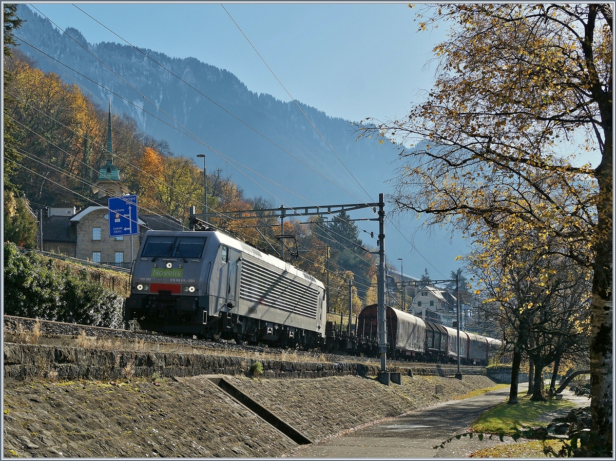 Die 189 990-5 (UIC 91 80 6189 990-5 D-Dispo Class 189-VE)  Göttingen  unterwegs für SBB Cargo International von Sierre nach Göttingen kurz nach Villeneuve.
20. Nov. 2017