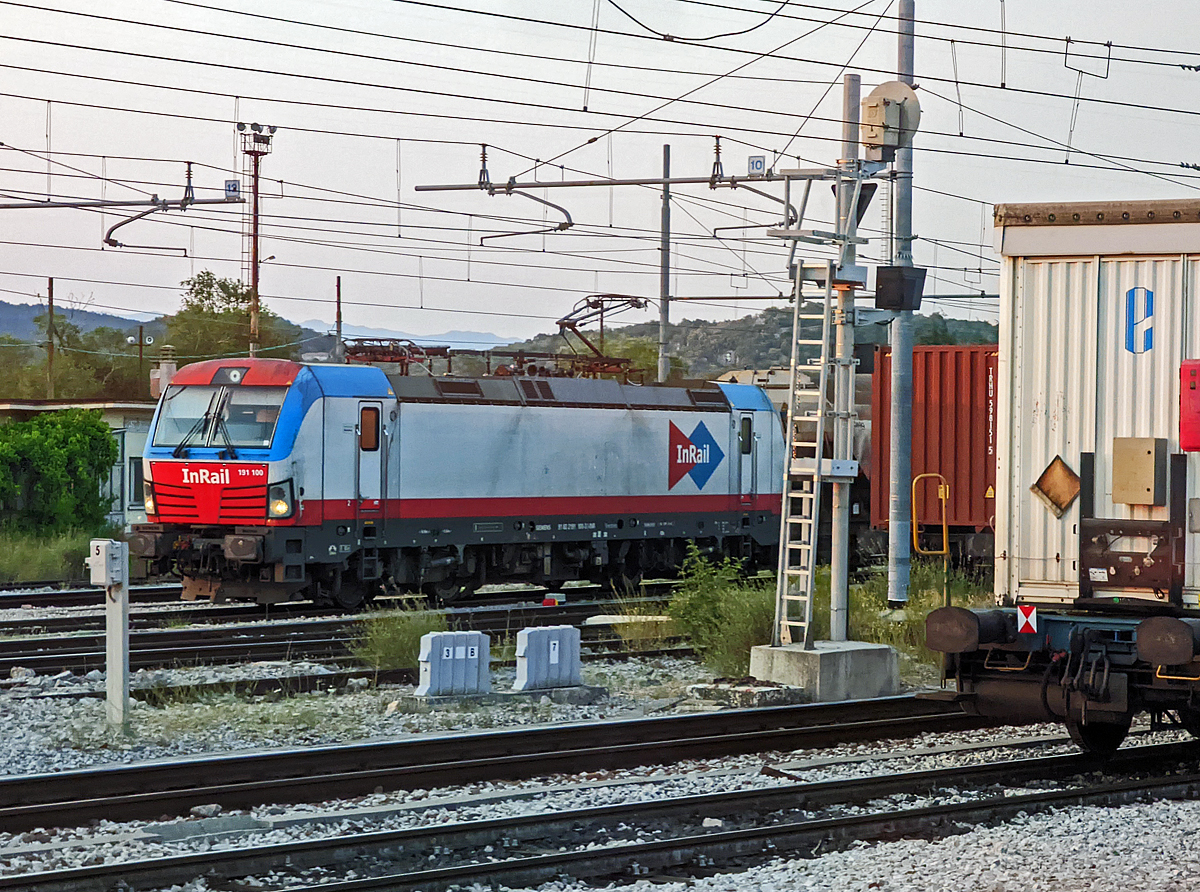 Die 191 100-3 (91 83 2191 100-3 I-INR) der InRail S.r.l. (Genova), ex Siemens 191 004-7 (91 83 2191 004-7 D-PCW) steht am 24.07.2022 im italienischen Grenzort (nach Slowenien) Villa Opicina.

Die Siemens Vectron DC DPM wurde 2015 von Siemens in Müchen-Allach unter der Fabriknummer 21910 gebaut und war bis 2018 in Deutschland zugelassen, im November 2018 wurde sie an die italienische InRail verkauft.

