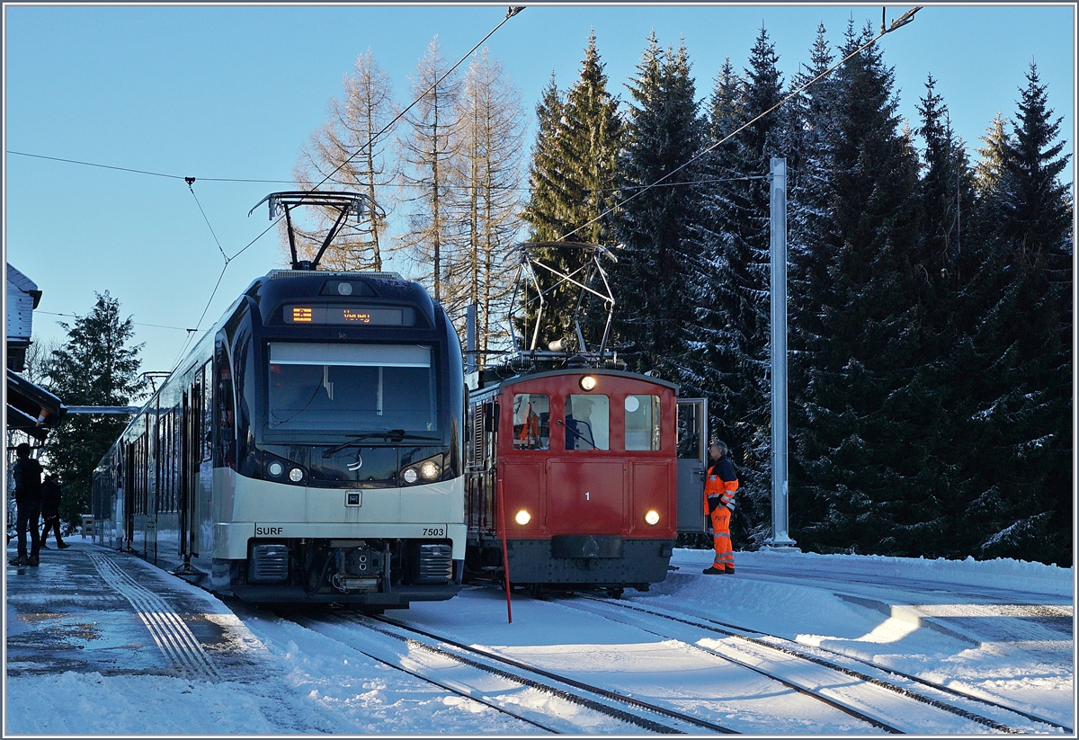 Die 1911 von MFO unter der Fabriknummer 2147 gebaute CEV MVR HGe 2/2 N° 1 verlässt nach getaner Arbeit mit ihrer Schneeschleuder (Xrot 91) die Gipfelstation Les Pléiades.
Links im Bild der CEV MVR GTW ABeh 2/6 7503  Blonay Cahamby .
10. Jan. 2019