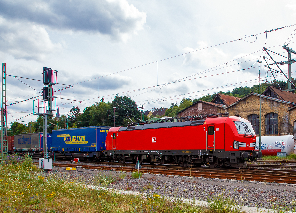 Die 193 354-8 (91 80 6193 354-8 D-DB) der DB Cargo AG f�hrt am 02.08.2020 mit einem KLV-Zug durch Betzdorf (Sieg) in Richtung K�ln.

Die Siemens Vectron MS (200 km/h - 6.4 MW) wurden 2018 von Siemens unter der Fabriknummer 22417 und gebaut, sie hat die Zulassungen f�r D/A/CH/I/NL und kann so vom Mittelmeer bis an die Nordsee ohne Lokwechsel durchfahren. 