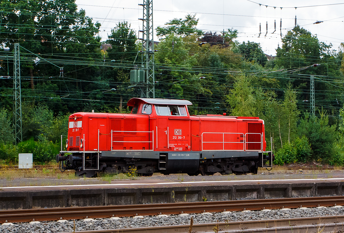 Die 212 310-7 (92 80 1 212 310-7 D-DB) der DB Fahrwegdienste GmbH, ex DB V 100 2310, rangiert am 25.08.2014 im Bahnhof Treysa. 

Die V 100.20 wurde 1966 von MaK unter der Fabriknummer 1000357 gebaut, 2004 erfolgte die z-Stellung, im August 2008 erfolgte die Wiederinbetriebnahme nach einer Modernisierung. Sie hat nach meiner Sichtung die Zulassung für Deutschland und die Schweiz.