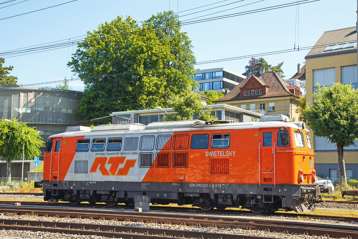 
Die 2143 025-2 (9281 2143 025-2 A-RTS) der RTS Rail Transport Service GmbH (eine 100%ige Tochter der Swietelsky Baugesellschaft m.b.H) ist am 07.06.2015 beim Bahnhof Z�rich-Tiefenbrunnen abgestellt. Die Lok ist wohl langfristig an die SBB Infrastruktur vermietet.

Die Dieselhydraulische Streckenlokomotive wurde 1970 von Simmering-Graz-Pauker AG  (SGP) unter der Fabriknummer 18393 f�r die �BB gebaut. Die RTS lie� die Lok general�berholen,  dabei wurde sie mit einem leistungsst�rkeren Motor ausgestattet, wodurch die Lok �ber 1.385 kW (1.880 PS) Leistung, gegen�ber 1.115 kW (1.495 PS) den �BB-Loks, verf�gt. Das Dienstgewicht der Lok erh�hte sich dadurch von 65 auf 68 Tonnen. Zudem ist der Motor Abgas arm und hat einen Ru�partikelfilter.

Technische Daten:
Spurweite: 1435 mm (Normalspur)
Achsformel: B'B'
L�nge �ber Puffer: 15.760 mm
Drehgestellachsstand: 2.500 mm
Gesamtradstand:10.500 mm
Kleinster bef. Gleisbogen: R 100 m
Leistung: 1.385 kW / 1.880 PS
Anzugskraft: 200 kN
Gesamtgewicht: 68 t
H�chstgeschwindigkeit: 100 km/h
Treibraddurchmesser: 	950 mm
Antrieb: dieselhydraulisch
Turbogetriebe: Voith L 720 rU2
Achsgetriebe: SGP-AVD 240/175
Netzzulassung: 	AT, (DE), HU, SK, CH, RO
