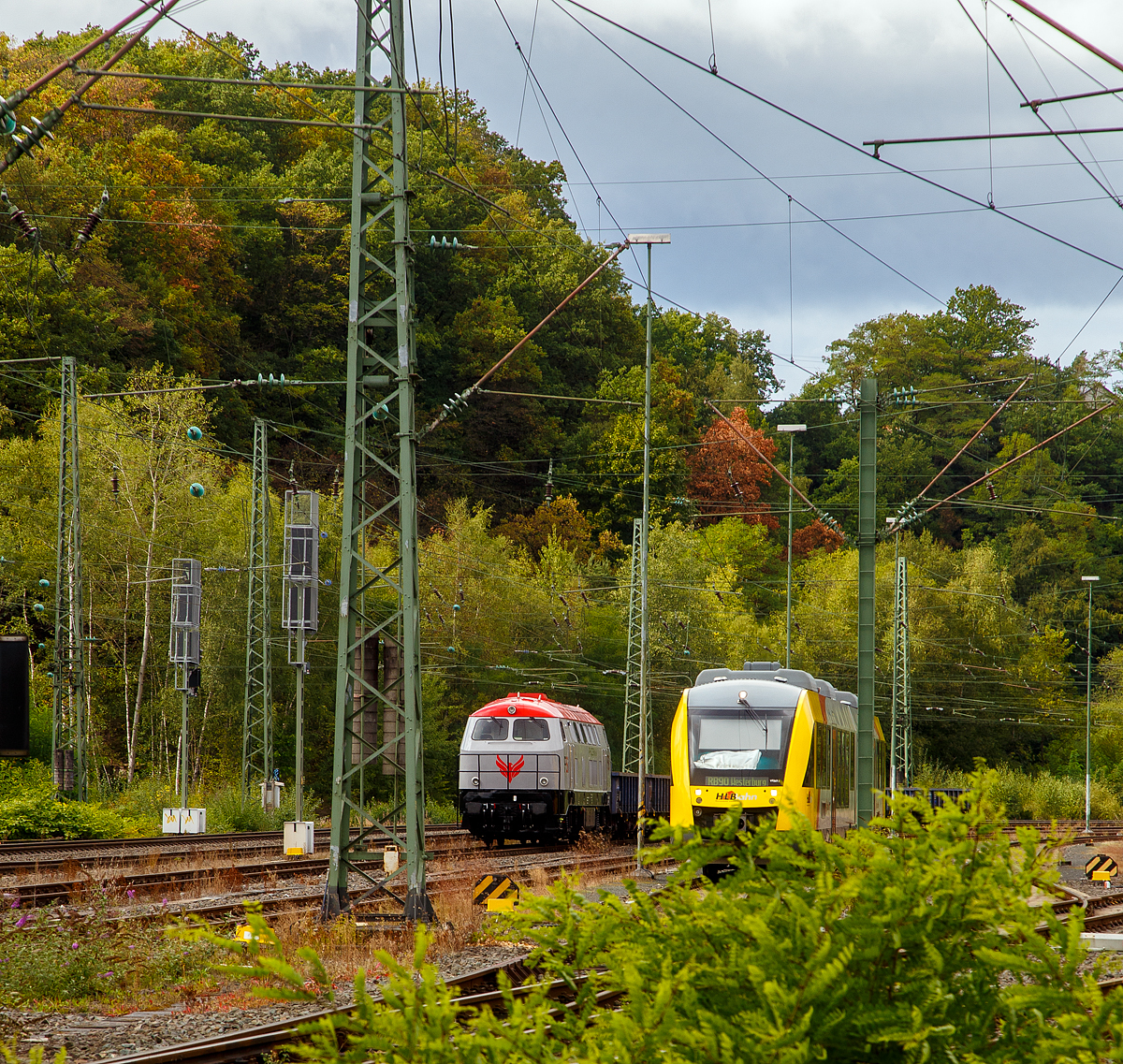 Die 216 121-4 „PHOENIX“ (92 80 1216 121-4 D-FSI) der FSI Logistik GmbH, eine On Rail DH 1504 (umgebaute V 160) ist am 17.09.2022, mit einem Schotterzug (Niederbordwagen der Gattung Eamos), in Betzdorf/Sieg abgestellt.

Die Spenderlok (V 160) wurde 1967 von Deutz (KHD, K�ln-Deutz) unter der Fabriknummer 58143 gebaut und an die Deutsche Bundesbahn als V 160 121 geliefert, zum 01.01.1968 erfolgte die Umzeichnung in DB 216 121-4 und im Dezember 1998 erfolgte die Ausmusterung bei der DB und sie ging 2000 an die On Rail Gesellschaft f�r Eisenbahnausr�stung und Zubeh�r mbH in Mettmann, welche bei der bei VSFT in Kiel zur heutigen DH 1504/6 umbauen lie�. Im Juni 2003 ging die umgebaute Lok dann an die OHE - Osthannoversche Eisenbahnen AG in Celle, wo sie die Betreiberbezeichnung 200095 bekam. Im Jahr 2005 erhielt sie dann die Betreiberbezeichnung OHE 200085 und 2007 die NVR-Nummer 92 80 1216 121-4 D-OHE. Im Jahr 2012 ging sie an die OHE Cargo kam sie 2012 und bekam die NVR-Nummer 92 80 1216 121-4 D-OHEGO. Im August 2022 ging sie an die FSI Logistik GmbH in Bottrop.
