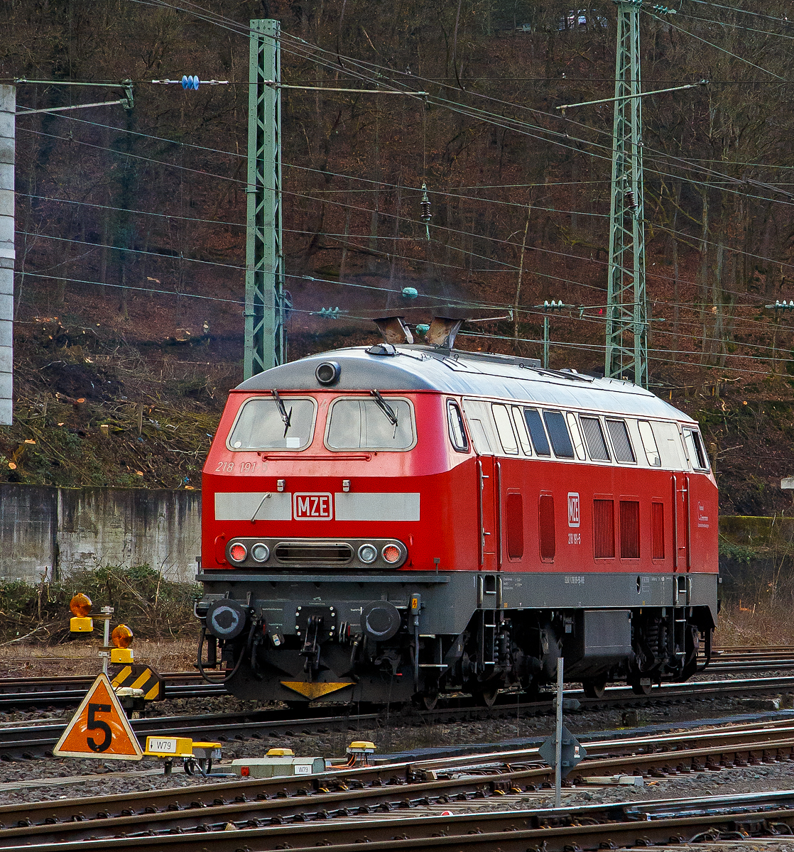 Die 218 191-5 (92 80 1218 191-5 D-MZE) der MZE - Manuel Zimmermann Eisenbahndienstleistungen, Hellenhahn-Schellenberg (Ww), ex DB 218 191-5, am 15.02.2022 in Betzdorf/Sieg. Sie kam aus Richtung Herdorf  über die Hellertalbahn und fährt nun solo als Lz (Lokzug) bzw. Tfzf (Triebfahrzeugfahrt) in Richtung Scheuerfeld (Sieg).

Nun hat sie eine Langsamfahrstelle, die mit max. 50 km/h befahren werden darf zu erwarten, was durch die Langsamfahrscheibe (Lf 1) angezeigt wird. Die Langsamfahrstelle besteht schon seit Tagen.