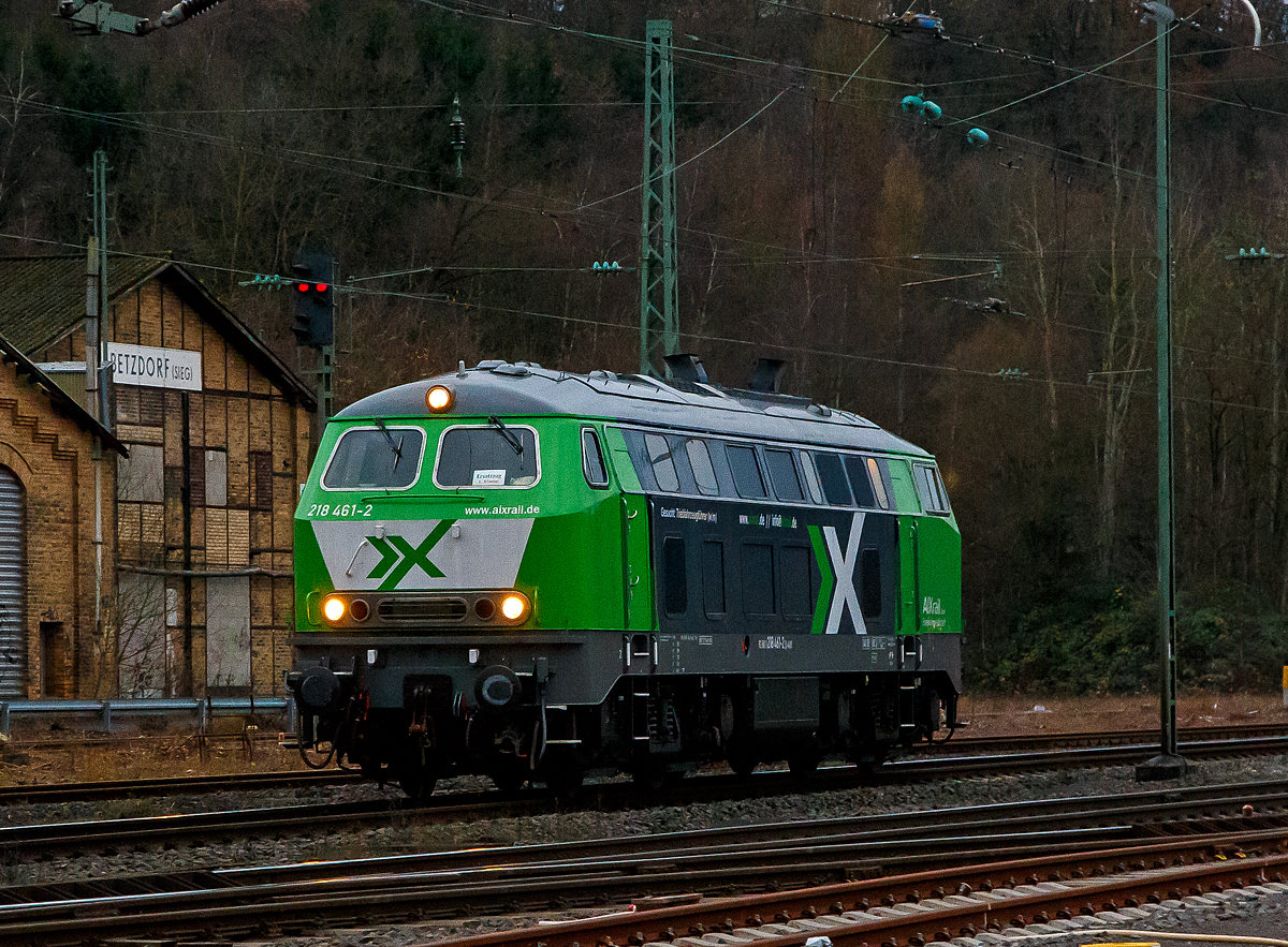 Die 218 461-2 (92 80 1218 461-2 D-AIX) der der AIXrail GmbH (Aachen) fährt am 03.12.2021, als Lz (Lokzug) bzw. auf Tfzf (Triebfahrzeugfahrt), durch Betzdorf/Sieg in Richtung Siegen.

Die V 164 wurde 1978 bei Henschel in Kassel unter der Fabriknummer 32055 gebaut und als 218 461-2 an die DB geliefert. Bis 2020 fuhr sie als 92 80 1218 461-2 D-DB für die DB Fahrwegdienste GmbH und wurde dann an die AIXrail GmbH verkauft.

Die Baureihe 218 ist das zuletzt entwickelte Mitglied der V 160-Lokfamilie. Viele Gemeinsamkeiten der Baureihen V 160 bis V 169 (spätere 215 bis 219) wurden in ihr zusammengefasst. Bei der Baureihe 218 wurde von der Baureihe 217 die elektrische Zugheizung übernommen, von den Prototypen der Baureihe 215 übernahm man den 1840-kW-Motor (2500 PS), wobei ein Hilfsdieselmotor zum Betrieb des Heizgenerators überflüssig wurde.
Im Jahr 1966 bestellte die Deutsche Bundesbahn zunächst zwölf Vorserien-Lokomotiven der Baureihe V164. Die ersten Lokomotiven wurden ab 1968 von der Firma Krupp ausgeliefert. Von der Deutschen Bundesbahn wurden sie aber als Baureihe 218 in Dienst gestellt. Die Serienbeschaffung (unter Beteiligung von Henschel, Krauss-Maffei und MaK in Kiel) erfolgte von 1971 bis 1979 mit 398 weiteren Maschinen. Hinzu kam 1975 nach einem Unfall die 215 112, die nach ihrer Instandsetzung zur 218 399 wurde. Die Auslieferung erfolgte in vier Bauserien (218 101-170, 171-298, 299-398, 400-499), bei denen es geringe Veränderungen gab.
Die 140 km/h schnellen und 2500 bis 2800 PS starken ''BB-Loks wurden im Reise - und Güterzugdienst eingesetzt. Die elektrische Zugheizung und die Wendezug- und Doppeltraktionssteuerung machen die Baureihe 218 zu einer universal verwendbaren Lok. Die Baureihe 218 bewährte sich im Betriebsdienst und galt noch bis ins Jahr 2000 als die wichtigste Streckendiesellok der Deutschen Bahn AG. Leider wurden immer mehr Leistungen im Personennahverkehr durch Triebwagen ersetzt. Dadurch und durch Betreiberwechsel waren immer mehr Lokomotiven der Baureihe 218 bei der Deutschen Bahn AG überflüssig geworden. Im Juli 2009 waren noch etwa 200 Exemplare im Einsatz. Eine Nachfolgerin für die Baureihe 218 ist noch nicht in Sicht.

Technische Daten:
Achsformel:  B'B'
Spurweite:  1.435 mm
Länge: 16.400 mm
Gewicht:  80 Tonnen
Radsatzfahrmasse:  20,0 Tonnen
Höchstgeschwindigkeit:  140 km/h
Motor: Wassergekühlter V 12 Zylinder Viertakt MTU - Dieselmotor vom Typ 12 V 956 TB 11 (abgasoptimiert ) mit Direkteinspritzung und Abgasturboaufladung mit Ladeluftkühlung
Motorleistung: 2.800 PS (2.060 kW) bei 1500 U/min
Getriebe: MTU-Getriebe K 252 SUBB (mit 2 hydraulische Drehmomentwandler)
Leistungsübertragung: hydraulisch
Tankinhalt:  3.150 l