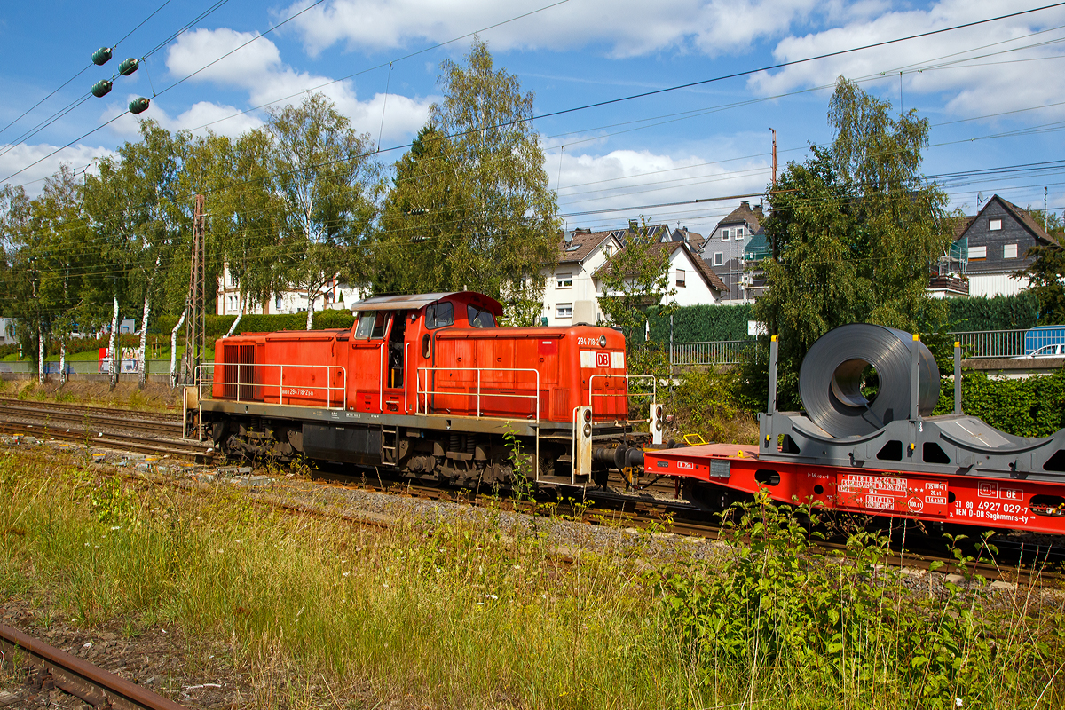 Die 294 718-2 (98 80 3294 718-2 D-DB), eine remotorisierte V 90 der DB Cargo AG fährt am 24.08.2021 mit einem Warmband-Coilzug vom Rbf Kreuztal nach Ferndorf.

Die Lok wurde 1971 bei MaK in Kiel unter der Fabriknummer 1000526 gebaut und als 290 218-3 an die DB geliefert. Die Ausrüstung mit Funkfernsteuerung (Typ Krauss-Maffei) und Umzeichnung in 294 218-3 erfolgte 1996. Im Jahr 2002 erfolgte durch die DB Fahrzeuginstandhaltung GmbH, in Cottbus eine Remotorisierung durch einen neuen MTU 90° V-8-Zylinder-Dieselmotor mit Common-Rail-Einspritzsystem, Abgas-Turbolader und Ladeluftkühlung, vom Typ 8V 4000 R41. Der Motor ist auf eine Leistung von 1.000 kW (1.341 PS) bei 1.800 U/min gedrosselt. Auch wurden eine neue Lüfteranlage und ein neuer Luftpresser eingebaut, zudem bekam die Lok ein Umlaufgeländer. Durch die Remotorisierung und den Umbau erfolgte auch die Umzeichnung in die heutige 294 718-2.
