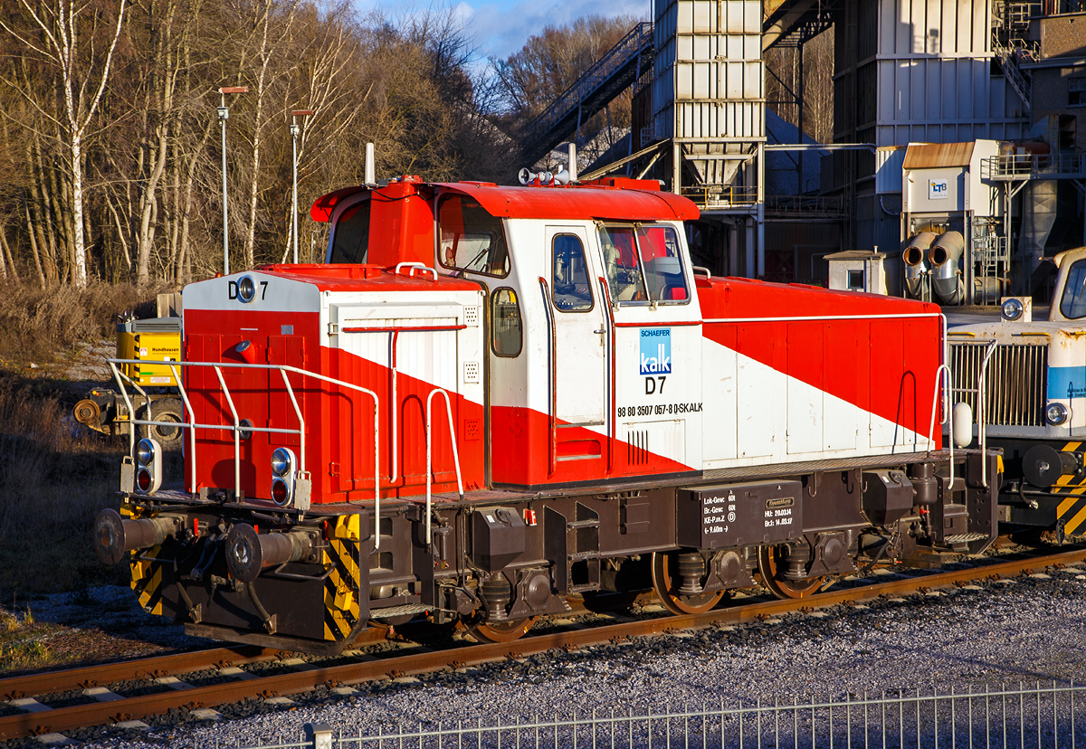 Die 3-achsige dieselhydraulische Rangierlokomotive 98 80 3 507 057-8 D-SKALK der Schaefer Kalk GmbH & Co. KG (Werk Steeden), ex HFM D7, eine Krauss-Maffei ML 700 C, am 02.01.2018 in Runkel-Steeden.

Sie wurde 1979 von Krauss-Maffei in München unter der Fabriknummer 19872. Zuerst war sie eine Krauss-Maffei Mietlok, bis sie Anfang der 1980er Jahre an die Hafenbetriebe Stadt Frankfurt (Main) als D 7 verkauft wurde. Schaefer Kalk kaufte 2017 die Lok von der HFM Managementgesellschaft für Hafen und Markt mbH (Frankfurt am Main).


Die Fahrzeugbaureihe Krauss-Maffei M 700C  (BR 3 507):
Das Krauss-Maffei Werk in München hat auch Anfang der sechziger Jahre im letzten Jahrhundert die für den mittelschweren und schweren Rangierdienst auf Industrie und Nebenbahnen eingesetzten stangenangetriebenen Fahrzeugen auf sogenannte Gelenkwellenmaschinen umgestellt. Aus der Bezeichnung M 700 C ist erkenntlich, dass es sich um eine Motorlok mit Gelenkwellenantrieb, 700 PS Leistung und drei angetriebenen Achsen (C-gekuppelte) handelt.

Die Lokomotive wird durch einen Dieselmotor (MTU oder CAT) angetrieben der seine Leistung über ein hydrodynamisches Getriebe L4r4V2 auf die Achsen überträgt. Das hydrodynamische Getriebe der Firma Voith, Heidenheim ist ein Flüssigkeitsgetriebe welches in der
Schienenfahrzeugtechnik häufig anzufinden ist. Sie wurde als Standardbaureihe konstruiert und kam Anfang der 1960er Jahre zur Serienfertigung. Das Stufengetriebe ermöglicht zudem einen Geschwindigkeitswechsel. Alle Getriebe sind heute in vielen Lokomotiven, auch jüngeren Lokomotiven im Einsatz.


Die Kraftübertragung erfolgt über eine hochelastische Anflanschkupplung. Über eine Gelenkwelle wird die Kraft  auf das hydrodynamische Getriebe L4r4sV2 eingeleitet und an die durch Gelenkwellen angetriebenen Achsen weitergeleitet. Die
maximale Geschwindigkeit beträgt 38 km/h. Alle vorgenannten Komponenten sind in einem, für drei Achsen ausgeführten starren Rahmen eingebunden. Der geringe Achsstand ermöglicht es einen Kurvenradius von nur 60 m sicher zu befahren. Die Achsen sind starr untereinander verbunden und mit Henschel Achsgetriebe Typ ATV 20 S ausgerüstet. Das Fahrzeug wird im Einsatz über eine Scheibenbremse die von sechs Bremszylindern direkt auf je eine Radscheibe wirken
abgebremst. Eine Federspeicherbremse verhindert das Wegrollen des Fahrzeuges im Stand. 


TECHNISCHE DATEN:
Hersteller: Krauss-Maffei, München
Spurweite: 1435 mm
Achsfolge: C
Dienstgewicht: 60 t
Länge über Puffer: 9.600 mm
Radstand: 3.900 mm
Breite: 3.000 mm
Höhe über SO: 4.090 mm
Triebraddurchmesser: 1.000 mm (neu)
Höchstgeschwindigkeit: 38 km/h
Motor: Dieselmotor (Typ unbekannt)
Motorleistung: ca. 700 PS (515 kW)
Getriebe: Hydraulisches Getriebe vom Typ Voith L4r4V2
Achsgetriebe: Henschel Typ ATV 20S
Anfahrzugkraft: 17,5 t
Kleinster Kurvenradius: 60 m
Bremsenbauart: KE-PmZ
Bremsgewicht: 60 t
Kraftstoffvorrat: 1.300 l
