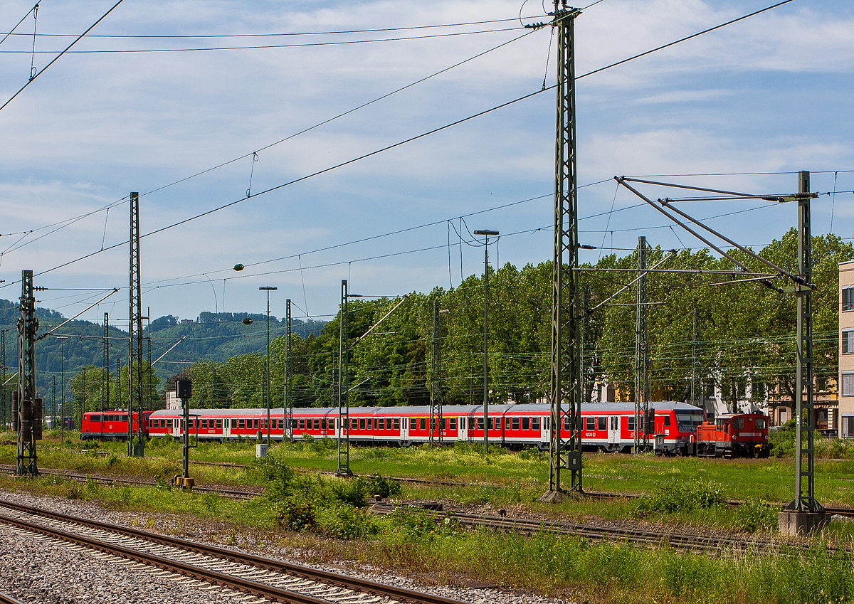 Die 335 118-6 (98 80 3335 118-6 D-DB) der DB Cargo schiebt am 25.05.2012 in Freiburg (Breisgau) einen Zug vom Hbf zum Depot. 

Die Köf III wurde 1973 bei Arnold Jung Lokomotivfabrik GmbH in Jungenthal bei Kirchen a. d. Sieg unter der Fabriknummer 14172 gebaut und als 333 118-8 an die DB geliefert. 1989 erfolgte ein Umbau (Ausrüstung mit Funkfernsteuerung) und die Umzeichnung in DB 335 118-6.
