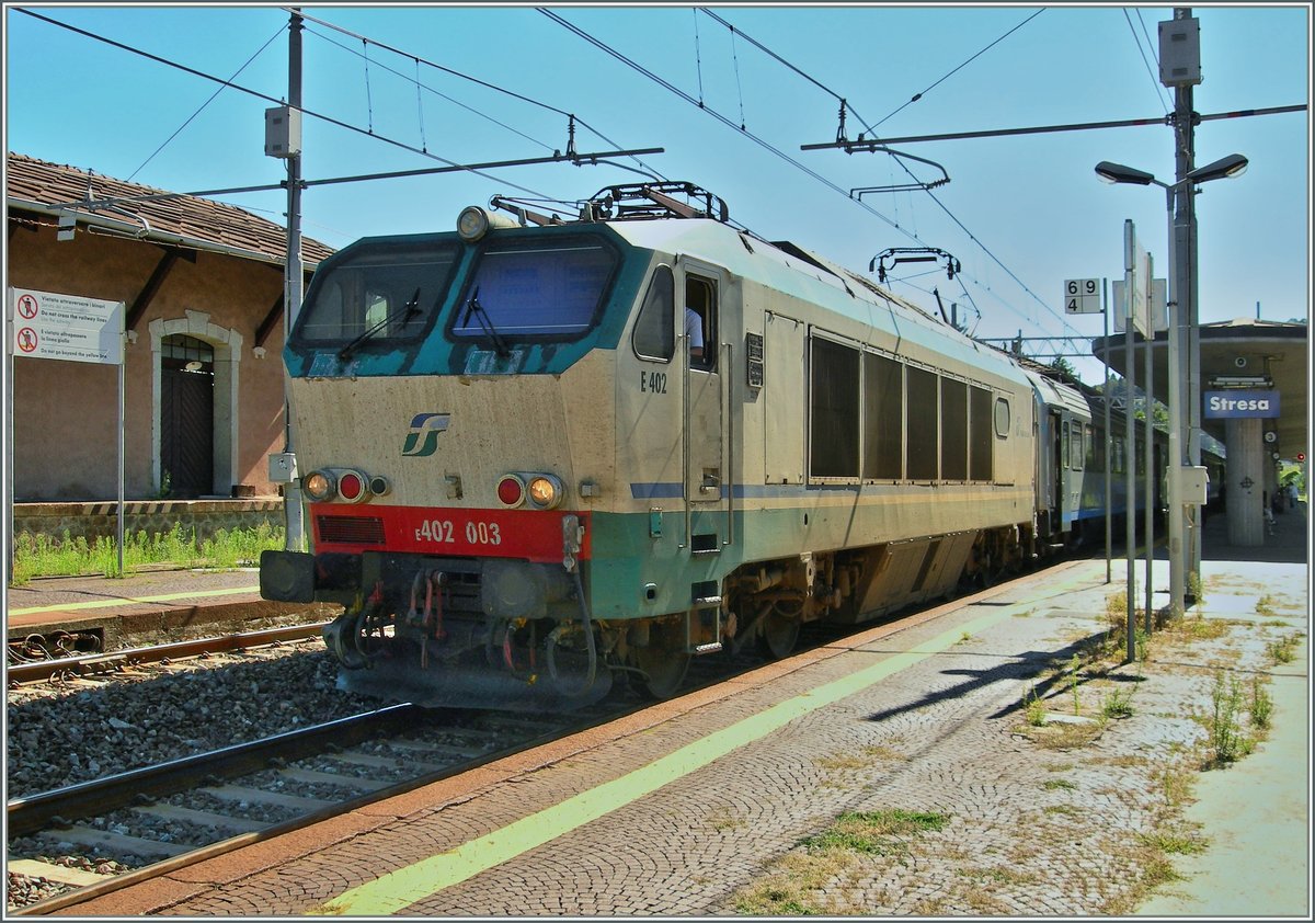 Die 402 003 mit einem CIS EC beim Halt in Stresa.
30. August 2006