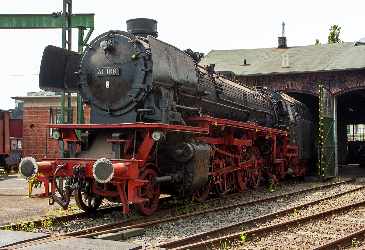 Die 41 186, ex DB 042 186-7, ex DB 41 186, ex DR 41 186, am 07.06.2014 im Eisenbahnmuseum Dieringhausen.

Die Lok wurde 1938 bei der Maschinenfabrik Esslingen AG unter der Fabriknummer 4357 gebaut und als 41 186 an die DR als geliefert, nach dem Krieg blieb sie im Westen und wurde so später zur DB 41 186. Im Jahr 1959 erhielt sie einen Neubaukessel (Hersteller: Henschel, Fabr.-Nr. 29934) zudem wurde sie bei Henschel auf Ölfeuerung umgebaut. Nach dem neuen EDV-Nummernplan wurde sie zum 01.01.1968 in DB 042 186-7 ungezeichnet (042 = BR 41 mit Ölfeuerung). Bei der Deutsche Bundesbahn wurde sie dann am 26.10.1977 im Bw Rheine ausgemustert.

1983 ging sie an die EFO - Eisenbahnfreunde Flügelrad Oberberg e. V. (heute Interessengemeinschaft und Förderverein für das Eisenbahnmuseum Gummersbach-Dieringhausen e. V.).

TECHNISCHE DATEN:
Spurweite: 1.435 mm (Normalspur)
Bauart: 1'D1'-h2
Gattung: G 46.20
Länge über Puffer: 23.905 mm
Radstand mit Tender: 20.175 mm
Dienstgewicht: 101,5 t
Dienstgewicht mit Tender: 175,7 t
Radsatzfahrmasse: 20,2 t
Indizierte Leistung: 1.453 kW / 1.975 PS
Kessel: DB Neubaukessel
Höchstgeschwindigkeit: 90 km/h vorwärts / 50 rückwärts
Treibraddurchmesser: 1.600 mm
Laufraddurchmesser vorn: 1.000 mm
Laufraddurchmesser hinten: 1.250 mm
Steuerungsart: Heusinger
Zylinderanzahl: 2
Zylinderdurchmesser: 520 mm
Kolbenhub: 720 mm
Kesselüberdruck: 16 bar
Tender: 2'2' T 34
Wasservorrat: 34,0 m³
Brennstoffvorrat: 12,0 m³ Öl 