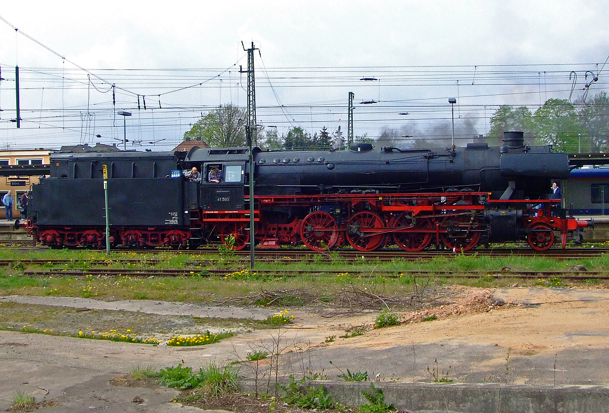 Die 41 360  Lady of Bismarck  (90 80 0046 360-8 D-DTO) der Dampflok-Tradition Oberhausen e.V (ex DB 042 360-8, ex DB 41 360) am 01. Mai 2010 bei den Dampftagen in Bebra.

Die Dampflok 41 360 wurde am 18.Juli 1940 von der Firma Arnold Jung in Jungental bei Kirchen an der Sieg abgeliefert und am 20.Juli 1940 durch die Deutsche Reichsbahn abgenommen und in Dienst gestellt. Die Beschaffungskosten lagen bei 63.444 Reichsmark. Im Jahr 1958 erhielt sie im AW Braunschweig einen Neubaukessel von Henschel in Kassel, die diesen 1957 unter der Fabriknummer 29658 gebaut hatte, zudem wurde sie auf Ölhauptfeuerung umgebaut.  Gekuppelt ist sie mit 2'2' T34 Öl-Tender.

Da die Kessel (aus St 47 K) der Fahrzeuge zunehmend an Materialermüdung litten, begann man in den 1950er Jahren mit einer Neubekesselung. So erhielten 107 Loks der 220 in Westdeutschland verbliebenen Maschinen einen geschweißten hochleistungsfähigen Neubaukessel, wie sie auch bei der Baureihe 03.10 eingebaut wurden. Von den 107 Loks mit Neubaukessel erhielten 40 eine Ölhauptfeuerung, darunter auch 41 360, so wurde sie ab 1968 als 042 360-8 bezeichnet.

Die Baureihe 41 mit Ölfeuerung teilte man den Bahnbetriebswerken Osnabrück Hbf und Kirchweyhe zu. Man setzte sie im Güter-, Eil-, Personen- und Schnellzugdienst hauptsächlich auf der Achse Hamburg–Ruhrgebiet ein. Im Jahr 1968 kamen alle zum Bahnbetriebswerk Rheine und wurden von nun an als Baureihe 042 geführt. 

Sie zogen die schweren Güter- und Erzzüge der Emslandstrecke bis zu deren Elektrifizierung. Damit gehörten sie zu den letzten planmäßig eingesetzten Dampflokomotiven der DB. Die letzte Dampflokomotive der Baureihe 042, die 042 113, wurde im Herbst 1977 im Bahnbetriebswerk Rheine ausgemustert.

TECHNISCHE DATEN: 
Spurweite: 1.435 mm (Normalspur) 
Bauart: 1'D1'-h2
Gattung: G 46.20
Länge über Puffer:  23.905 mm
Radstand mit Tender:  20.175 mm
Dienstgewicht: 101,5 t
Dienstgewicht mit Tender: 175,7 t (Eigengewicht 161 t)
Max Achslast: 20,2 t
Indizierte Leistung: 	1.453 kW / 1.975 PS
Kessel: DB Neubaukessel (Henschel)
Höchstgeschwindigkeit:  90 km/h vorwärts / 50 rückwärts 
Treibraddurchmesser:  1.600 mm
Laufraddurchmesser vorn:  1.000 mm
Laufraddurchmesser hinten:  1.250 mm
Steuerungsart:  Heusinger
Zylinderanzahl:  2
Zylinderdurchmesser:  520 mm
Kolbenhub:  720 mm
Kesselüberdruck:  16 bar
Tender:  2'2' T 34
Wasservorrat:  34 m³
Brennstoffvorrat: 12 m³ Öl
