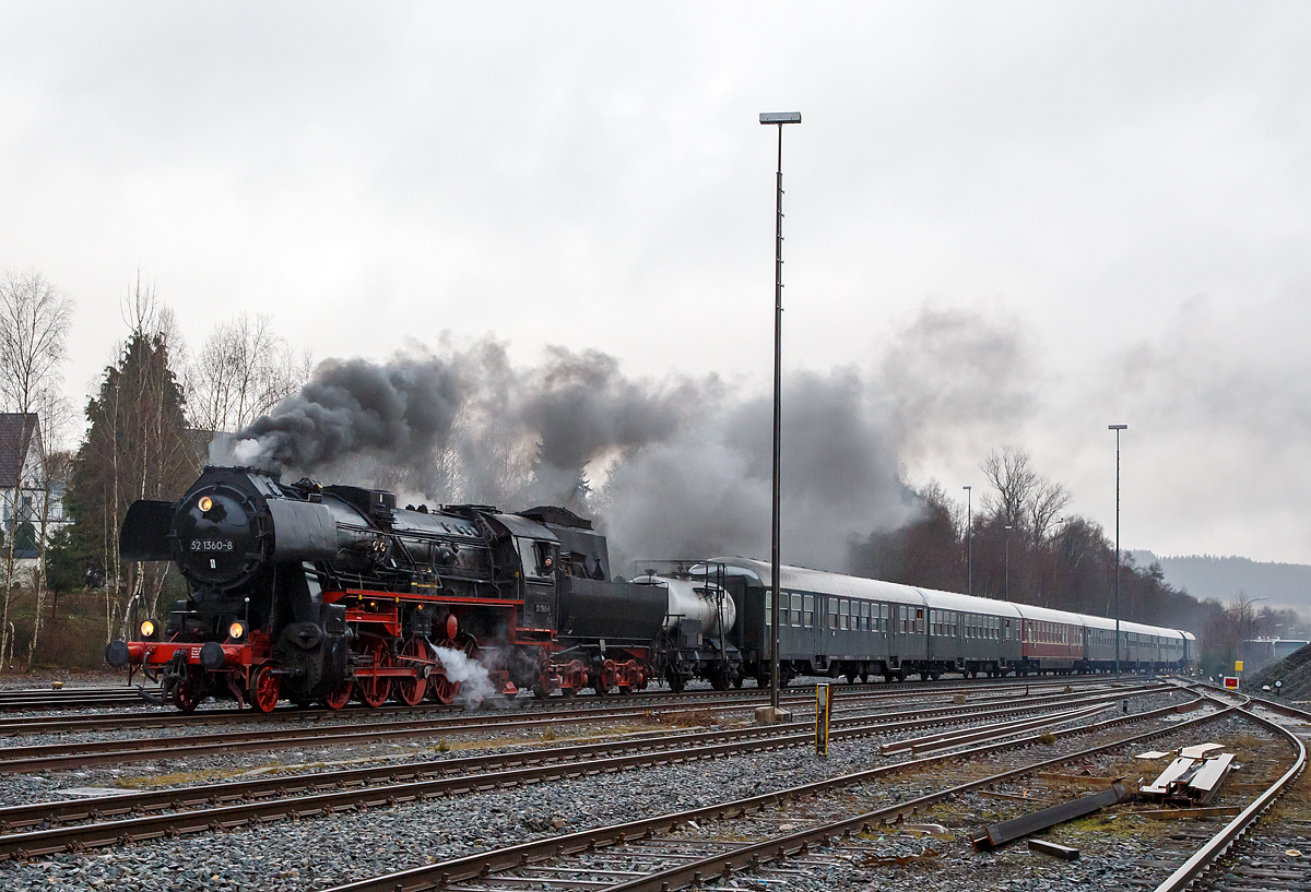 
Die 52 1360-8 bzw. 52 360  (90 80 0052 360-9 D-HEV) vom Verein zur Förderung des Eisenbahnmuseums Vienenburg e.V.  mit dem Dampfsonderzug der Eisenbahnfreunde Treysa e.V., am 11.12.2016 auf der Nikolausfahrt von Biedenkopf nach Erndtebrück, erreicht nun den Bahnhof Erndtebrück.

Die Lok wurde 1943 von August Borsig Lokomotiv-Werke in Berlin unter der Fabriknummer 15457 gebaut. Sie ist noch eine der letzten drei Altbau 52er mit Generalreparierten Kessel der DR.