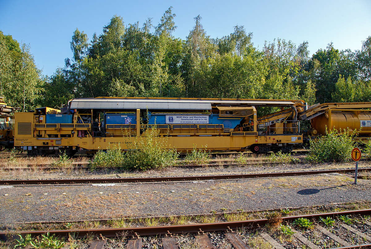 
Die Abwasserkläranlage 99 80 9510 002-5 D-MGWB zur Plasser & Theurer Bettungsreinigungsmaschine RM 95-800 W der MGW Gleis- und Weichenbau-Gesellschaft mbH & Co. KG (Berlin) am 19.09.2020 im Bahnhof Herdorf bei der Zugdurchfahrt.

Die Abwasserkläranlage wurde 2010 von Plasser & Theurer  unter der Fabrik Nr. 5225 gebaut.

TECHNISCHE DATEN:
Eigengewicht: 65.000 kg
Länge über Puffer: 21.240 mm
Drehzapfenabstand: 16.000 mm
Kleister befahrbarer Gleisbogen: R 150 m
Höchstgeschwindigkeit (geschleppt): 100 km/h
