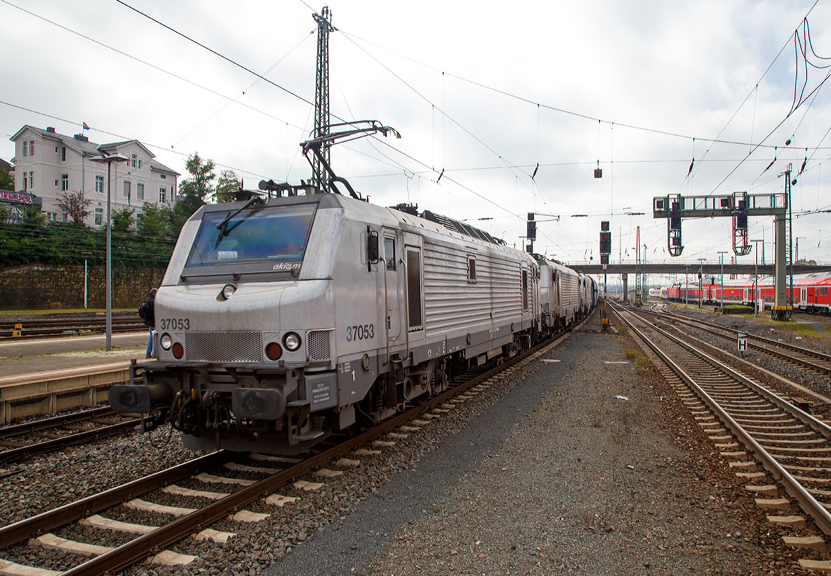 
Die Akiem 37053, sowie die kalten Akiem 37024 und Akiem 37035, drei Alstom Prima EL3U, fahren mit einem (wohl leeren) Kohlezug am 01.10.2017 durch den Bahnhof Gießen in Richtung Norden.