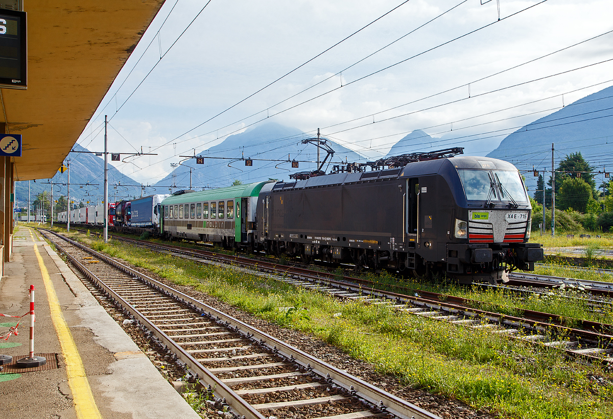 Die an die BLS Cargo AG vermietete X 4 E – 715 / 193 715-0  (91 80 6193 715-0 D-DISPO) der MRCE Dispolok GmbH (München) steht am 12.07.2022, mit einem RAlpin-ROLA-Zug nach Novara, beim Bahnhof Domodossola. 

Die Siemens Vectron MS wurde 2019 von Siemens Mobilitiy in München-Allach unter der Fabriknummer 22584 gebaut. Die Vectron Lokomotive ist als MS – Lokomotive (Mehrsystemlok) mit 6.400 kW konzipiert und für 160 km/h zugelassen für Deutschland, Österreich, Schweiz, Italien und die Niederlande (D/A/CH/I/NL).