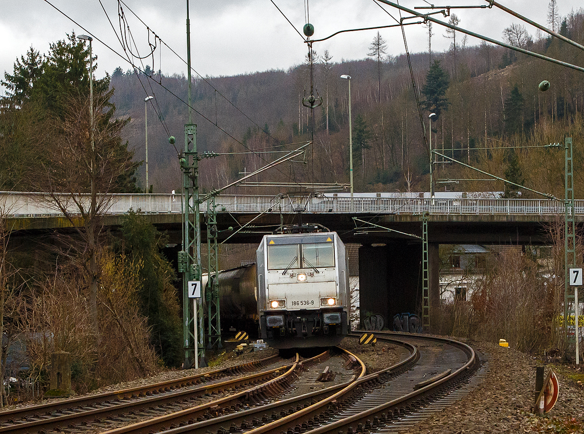 Die an die Crossrail Benelux N.V. vermietete 186 536-9 (91 80 6186 536-9 D-Rpool) der Railpool GmbH (M�nchen) f�hrt am 18.01.2022, mit dem „Zuckerzug“  (VTG Trichtermittenentladewagen der Gattung Uagnpps), durch Betzdorf/Sieg in Richtung K�ln.

Die Bombardier TRAXX F140 MS(2E) wurde 2017 von Bombardier in Kassel unter der Fabriknummer 35351 gebaut und an die Railpool ausgeliefert. Die Multisystemlokomotive hat die Zulassungen bzw. besitzt die L�nderpakete f�r Deutschland, �sterreich, Polen, Tschechien, Slowakei und Ungarn (D/A/PL/CZ/SK/H).
