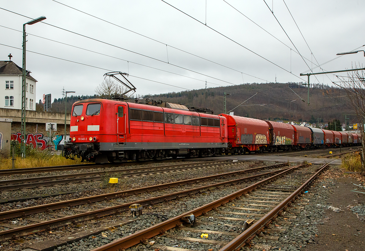 Die an die DB Cargo AG vermietete Railpool 151 045-2 (91 80 6151 045-2 D-Rpool) fährt am 04.12.2021 mit einem Coilzug durch Niederschelden in Richtung Köln.

Die Lok wurde 1974 von der Krauss-Maffei AG in München-Allach unter der Fabriknummer 19664 gebaut und an die Deutsche Bundesbahn geliefert. Bis 31.12.2016 gehörte sie zur DB Cargo AG. Zum 01.01.2017 wurden je 100 sechsachsige elektrische Altbau-Lokomotiven der Baureihen 151 und 155 an ein Konsortium aus dem Lokvermieter Railpool verkauft. Die DB Cargo mietet daraufhin 100 Loks von Railpool wieder an. Die anderen Maschinen werden dem freien Markt angeboten. Den Sinn dahinter kann man nicht ganz verstehen.