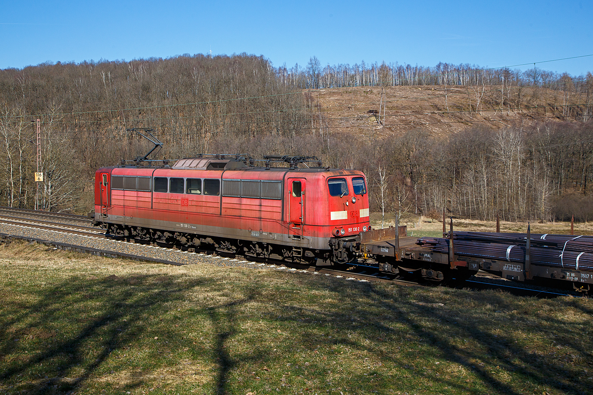 Die an die DB Cargo AG vermietete Railpool 151 130-2 (91 80 6151 130-2 D-DB), schiebt den extrem langen gemischten Güterzug der 187 190 gezogen wurde, bei Rudersdorf (Kr. Siegen) in Richtung Dillenburg nach.

Die 151 130-2 wurde 1976 von Henschel in Kassel unter der Fabriknummer 32022 gebaut. Bis 31.12.2016 gehörte sie zur DB Cargo AG. Zum 01.01.2017 wurden je 100 sechsachsige elektrische Altbau-Lokomotiven der Baureihen 151 und 155 an den Lokvermieter Railpool verkauft. Die DB Cargo mietet daraufhin 100 Loks von Railpool wieder an.