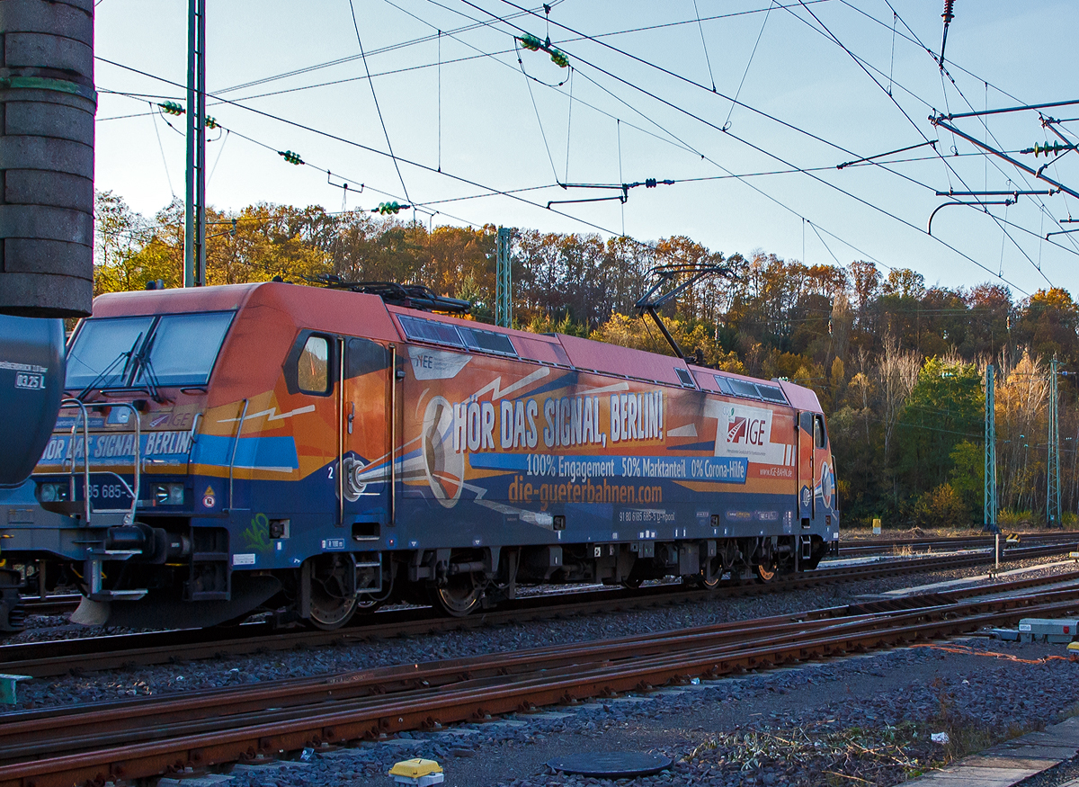 Die an die IGE - Internationale Gesellschaft f�r Eisenbahnverkehr GmbH (Hersbruck) vermietete Railpool 185 685-5 (91 80 6185 685-5 D-Rpool) mit Werbung „H�r das Signal, Berlin - 100% Engagement - 50% Marktanteil - 0% Corona-Hilfe“ vom Netzwerk Europ�ischer Eisenbahnen e.V., f�hrt am 09.11.2021 mit einem sehr sehr lagen Kesselwagenzug durch Betzdorf (Sieg) in Richtung K�ln.

Die TRAXX F140 AC2 wurde 2010 von Bombardier in Kassel unter der Fabriknummer 34729 gebaut. Sie hat die Zulassung f�r Deutschland, �sterreich, Schweden und Norwegen.

Ein Meilenstein f�r die �ffentliche Wahrnehmung der leistungsf�higen G�terbahnen im Netzwerk Europ�ischer Eisenbahnen (NEE) war am 28. September 2020 die Fahrt eines fast 400 Meter langen Zuges aus 21 modernen Lokomotiven durch die Hauptstadt. Mit Hilfe der Signalh�rner sorgten die Lokf�hrer an verschiedenen Stellen f�r gro�e Aufmerksamkeit. Dass die nicht zur DB geh�renden G�terbahnen bereits deutlich mehr als die H�lfte des bundesweiten Schieneng�terverkehrs bew�ltigen und weiter wachsen wollen, wurde ebenso mit Nachdruck �ffentlich herausgestellt, wie die Forderung der Gleichbehandlung bei Corona-Hilfen mit den DB-G�terbahnen.

Man muss aber auch wissen wem die DB AG geh�rt, sie geh�rt immer noch dem deutschen Volke, nicht der Regierung oder sonst einem.

