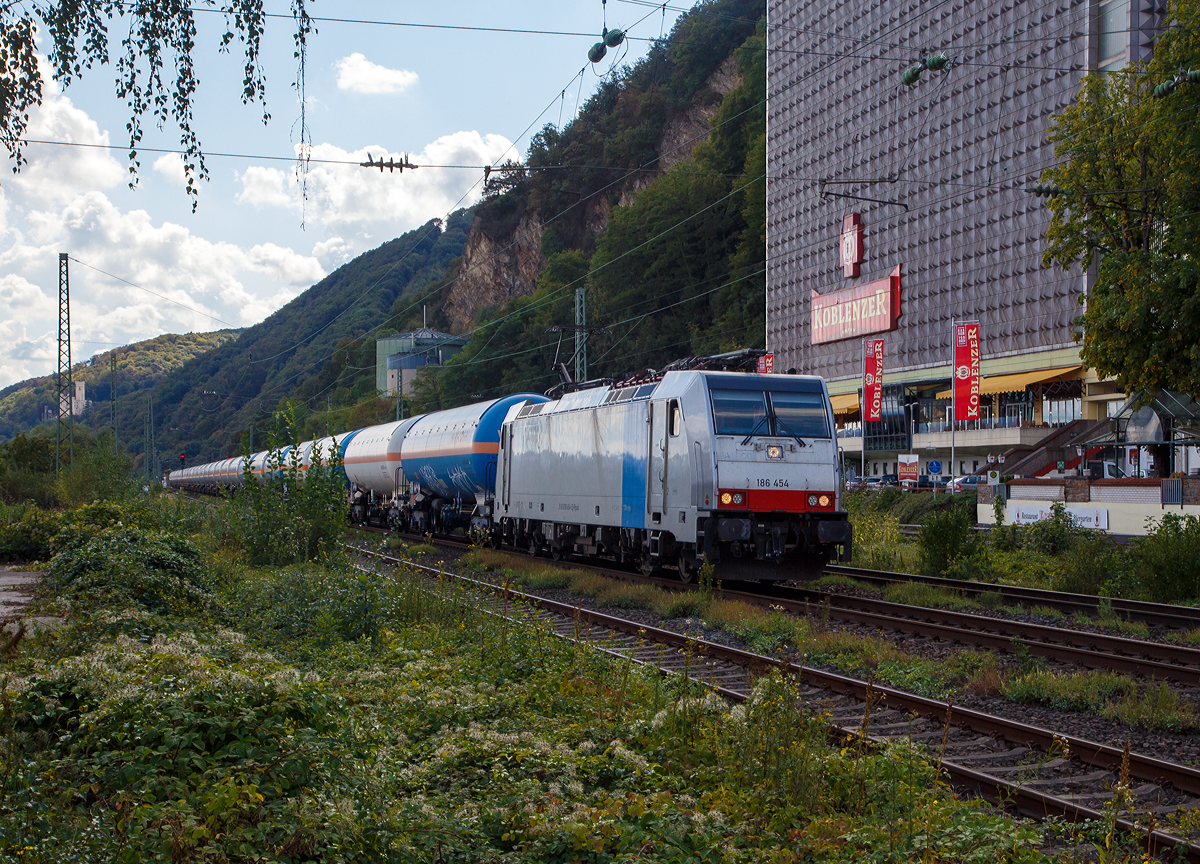 Die an die LINEAS Group NV/SA vermietete 186 454 (91 80 6186 454-5 D-Rpool) fährt am 02.09.2020 mit einem Kesselwagenzug, auf der Linken Rheinstrecke durch Koblenz-Oberwerth in Richtung Köln.

Die Bombardier TRAXX F140 MS(2E) wurde 2017 von Bombardier in Kassel unter der Fabriknummer 35351 gebaut und an die Railpool ausgeliefert. Die Multisystemlokomotive hat die Zulassungen bzw. besitzt die Länderpakete für Deutschland, Österreich, Schweiz, Italien, Belgien und die Niederland (D/A/CH/I/B/NL).