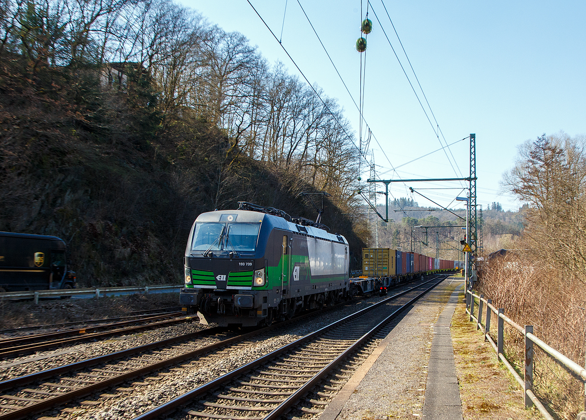 Die an die LTE Logistik- und Transport GmbH vermietete Vectron MS 193 739 (91 80 6193 739-0 D-ELOC) der European Locomotive Leasing, fährt am 22.03.2022 mit einem Containerzug durch Scheuerfeld (Sieg) in Richtung Siegen.

Die Vectron MS wurde 2018 von Siemens Mobilitiy in München-Allach unter der Fabriknummer 22432 gebaut. Sie ist hat die Zulassungen für D/A/PL/CZ/SK/H/RO/NL.
