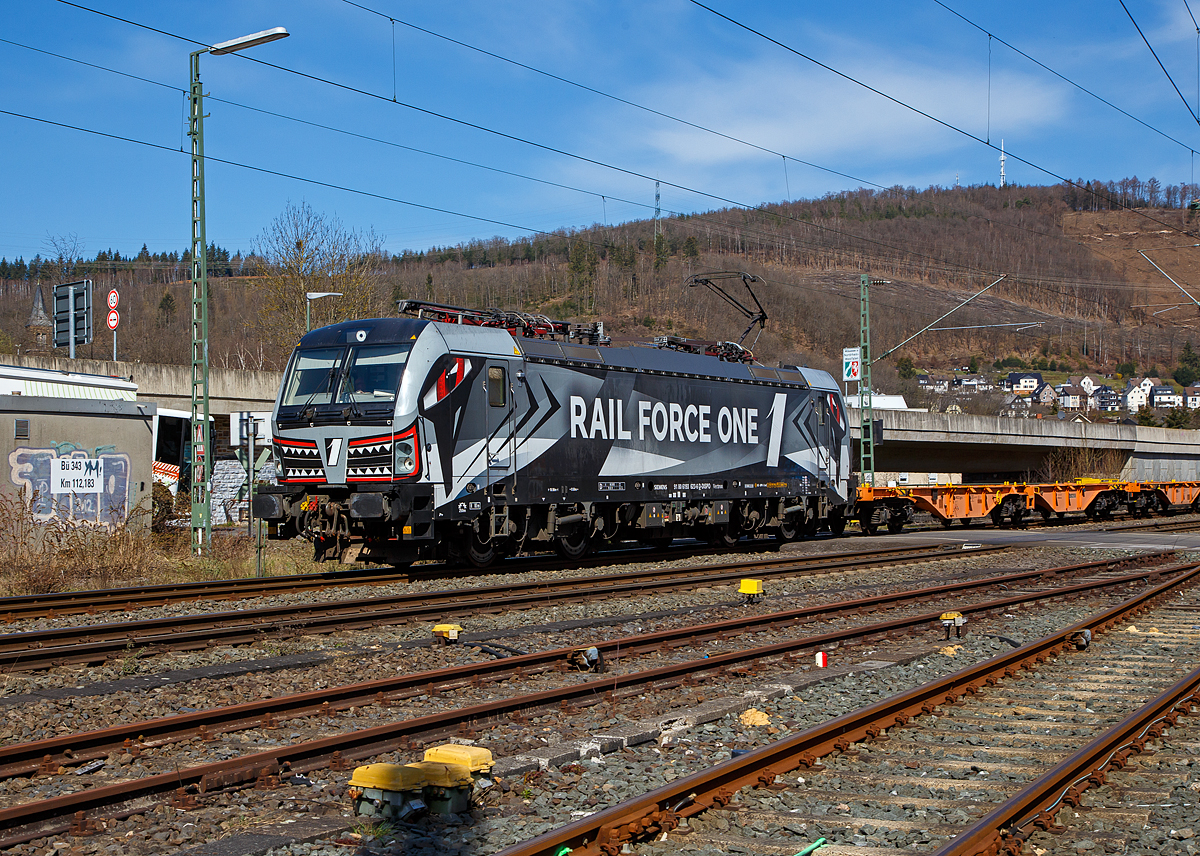 Die an die niederländische Rail Force One B.V. (Rotterdam) vermietete Siemens Vectron MS 193 623-6 (91 80 6193 623-6 D-DISPO) der MRCE Dispolok GmbH (München) fährt am 29.03.2021, mit einem KLV-Zug, durch Niederschelden auf der Siegstrecke in Richtung Köln.

Die Siemens Vectron MS wurde 2018 von Siemens Mobility GmbH in München-Allach unter der Fabriknummer 22503 gebaut und an die MRCE als X4 E – 623 geliefert. Diese Vectron Lokomotive ist als MS – Lokomotive (Mehrsystemlok) mit 6.400 kW konzipiert und zugelassen für Deutschland, Österreich, Ungarn, Polen, Tschechien, Slowakei, Rumänien und die Niederlande (D/A/H/PL/CZ/SK/RO/NL), sie hat eine Höchstgeschwindigkeit von 200 km/h.
