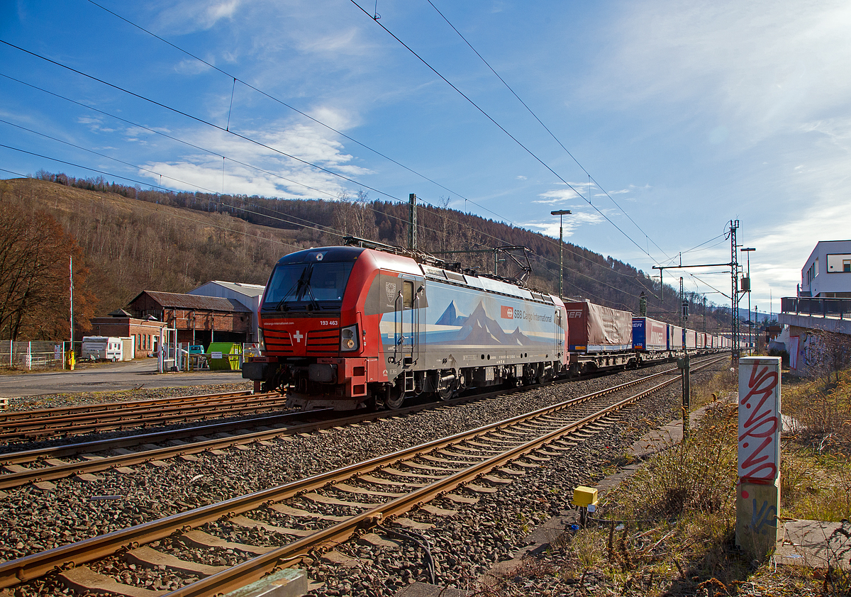 Die an die SBB Cargo International AG vermietete Vectron 193 463-7  Duisburg  (91 80 6193 463-7 D-SIEAG) der LokRoll AG (eingestellt bei Siemens Mobility, München) fährt am 20.03.2021, mit einem Winner-Zug (einem KLV-Zug) über die Siegstrecke (KBS 460) durch Niederschelden in Richtung Siegen.

Die Siemens Vectron MS wurde 2018 von Siemens Mobilitiy in München-Allach unter der Fabriknummer 22289 gebaut. Die Vectron AC hat eine Leistung von 6,4 MW und ist Zugelassen in Deutschland, Österreich, Schweiz und Italien.

Unter Einbindung des Infrastrukturfonds von der Reichmuth Infrastruktur Schweiz AG hat die LokRoll AG bei Siemens 18 Mehrsystem-Lokomotiven des Typs Vectron gekauft. Sie sind für den grenzüberschreitenden Verkehr auf dem Korridor Deutschland, Österreich, Schweiz und nach Italien vorgesehen.

Zusätzlich zu den nationalen Zugsicherungssystemen sind alle Lokomotiven mit dem europäischen Zugsicherungssystem ETCS ausgestattet. Die Loks verfügen über eine maximale Leistung von 6.400 KW und eine Höchstgeschwindigkeit von 160 km/h. LokRoll hat die Lokomotiven für 15 Jahre an die SBB Cargo International verleast. SBB Cargo International gehört zu 75% der SBB-Güterverkehrstochter SBB Cargo und zu 25% der Hupac AG, die im kombinierten Verkehr Straße-Schiene aktiv ist.