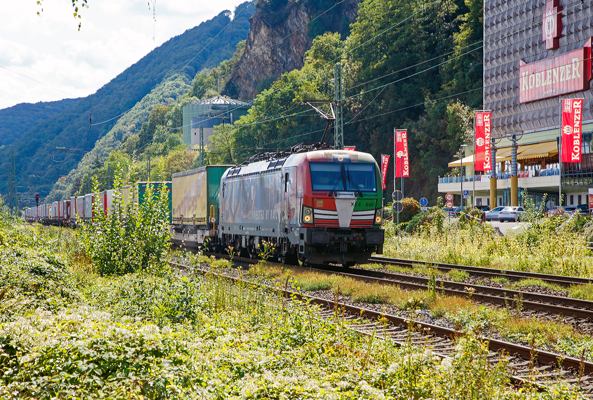 Die an die TX Logistik AG vermietete Siemens Vectron MS X4 E - 640 (mit Werbung -Connected by Rail-) bzw. 193 640 (91 80 6193 640-0 D-DISPO) der MRCE Dispolok GmbH (München) fährt am 02.09.2020, mit einem KLV-Zug, auf der Linken Rheinstrecke durch Koblenz-Oberwerth in Richtung Köln. Im Hintergrund die Koblenzer Brauerei (früher Königsbacher Brauerei).

Die Siemens Vectron MS - 6.4 MW wurde 2016 von Siemens in München-Allach unter der Fabriknummer 22164 gebaut. Sie hat die Zulassungen für Deutschland, Österreich und Italien , sie hat eine Höchstgeschwindigkeit von 160 km/h.