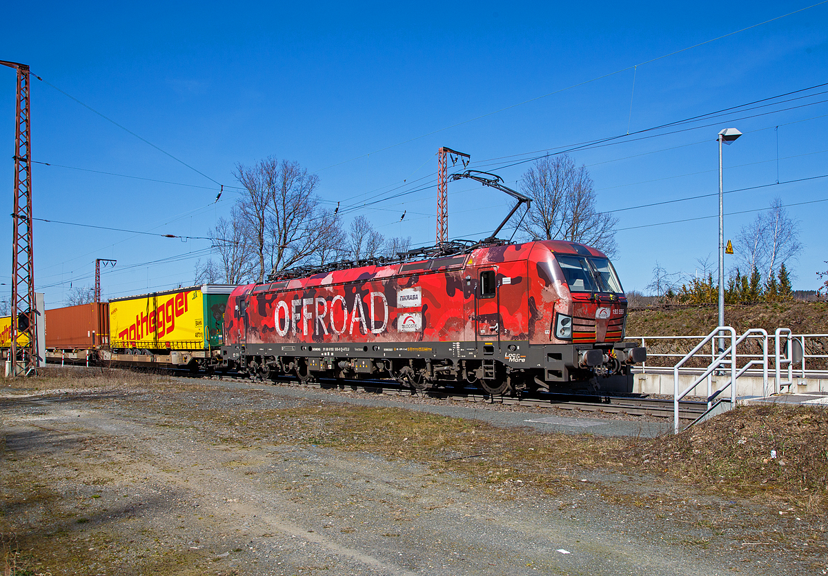Die an die TXLogistik AG (Bad Honnef) vermietete Siemens Vectron MS 193 555 (91 80 6193 555-0 D-ATLU) der Alpha Trains Luxembourg s.à.r.l. (Luxembourg) fährt am 30.03.2021 mit einem KLV-Zug durch Rudersdorf (Kr. Siegen), an der Dillstrecke (KBS 445), in südlicher Richtung Siegen. Die Werbung „OFF ROAD“ steht  für das NiKRASA-System, dessen Patent die Projektgruppe aus TX Logistik, Bayernhafen und dem LKZ Prien hält. NiKRASA ist ein vertikales Verladungssystem, welches in Standard-Terminals den Umschlagvorgang von nicht kranbaren Sattelaufliegern (Nikrasa) auf Standard-Taschenwagen ermöglicht.

Die Vectron Lokomotive ist als MS – Lokomotive (Mehrsystemlok) mit 6.400 kW konzipiert und zugelassen für Deutschland, Österreich und Italien, sie hat eine Höchstgeschwindigkeit von 200 km/h.