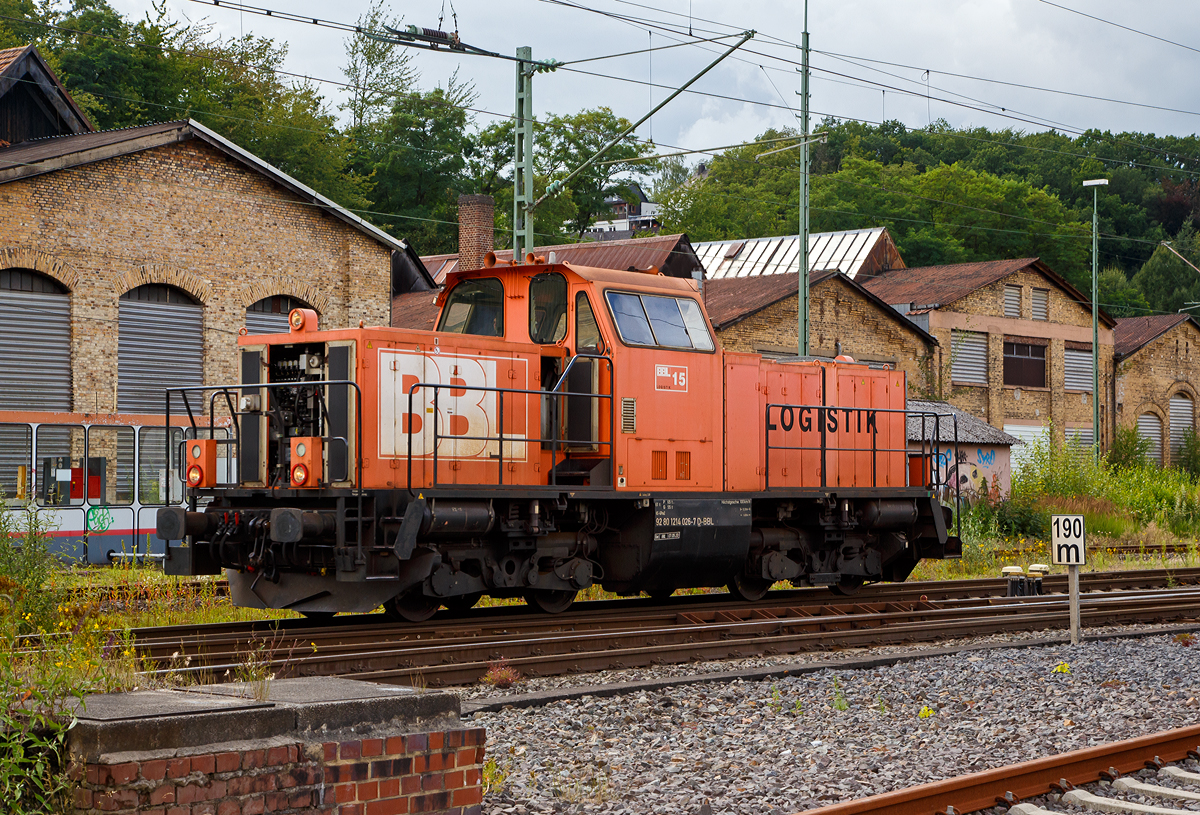 Die BBL Logistik 15 alias 214 026-7 (92 80 1214 026-7 D-BBL) fährt am 07.08.2021 als Tfzf (Triebfahrzeugfahrt) durch Betzdorf (Sieg) in Richtung Siegen.

Die Spenderlok eine ursprüngliche DB V 100.20 wurde 1965 von MaK in Kiel unter der Fabriknummer 1000335 gebaut und als V 100 2288 an die Deutsche Bundesbahn geliefert. 1968 erfolgte die Umzeichnung in DB 212 288-5, als diese fuhr sie bis zur Ausmusterung 2001.
Im Jahr 2013 erfolgte der Umbau durch ALS - Alstom Lokomotiven Service GmbH in Stendal gemäß Umbaukonzept  BR 214  und 2015 ging sie an die BBL Logistik GmbH.

Das Umbaukonzept  BR 214 
Ab November 2006 wurde von Alstom und der Gmeinder Lokomotivfabrik Mosbach ein Modernisierungskonzept für die Lokomotiven der ehemaligen Baureihe V 100 der DB entwickelt. Auf der Transport & Logistik München im Juni 2007 wurde der Prototyp 214 001 präsentiert, beschriftet als 212 197 der Nordbayerischen Eisenbahn (NBE). Die Bauartzulassung durch das Eisenbahnbundesamt wurde am 20. Mai 2008 erteilt, zugleich die Bezeichnung als Baureihe 1214 im EBA-Fahrzeugregister festgelegt. Für den Umbau werden nur die Rahmen und Drehgestelle bisheriger V 100 nach Aufarbeitung weiterverwendet. Der niedrigere Fahrzeugaufbau ist komplett neu und kantiger ausgefallen. Angetrieben werden die Loks vom neuen Caterpillar-Motor 3508 BSC (970 kW). Die DB bezeichnet die von ihr angemieteten Loks als Baureihe 262. Bisher wurden 36 Fahrzeuge umgebaut.

Die Modernisierung der in Szenekreisen aufgrund der eckigen Formen als  Lego-Lok  bezeichneten Maschinen umfasst:
•	Einbau eines neuen, leistungsstarken Dieselmotors mit zugehöriger Luftansaugung und Abgasanlage mit
•	PartikelfilterEinbau eines umgebauten und grundüberholten Strömungsgetriebes
•	Einbau einer neuen Kühlanlage
•	Einbau einer Hydrostatikanlage für den Antrieb des Kühlerlüfters und des Luftverdichters
•	Ersatz des Heizdampfkessels durch eine Vorwärmanlage
•	Einbau einer modernen Drucklufterzeugungsanlage mit Lufttrockner
•	Einbau einer modernen Druckluftbremsanlage
•	Umstellung der Bordelektrik von 110 V DC auf 24 V DC
•	Einbau einer elektronischen Loksteuerung und -überwachung (SPS Schneider Selectron) und optionaler Funkfernsteuerung
•	Einbau einer optionalen Zugsicherungsanlage I 60 R
•	Einbau einer optionalen Zugfunkanlage
•	Neubau des Führerhauses nach ergonomischen und designerischen Gesichtspunkten mit hohem Lärm- und Brandschutzniveau

Technische Daten der BR 214:
Spurweite: 1.435 mm (Normalspur)
Achsfolge:  B´B´
Länge über Puffer: 12.300 mm
Drehzapfenabstand: 6.000 mm
Drehgestellachsstand: 2.200 mm
Größte Höhe über SOK: 4.260 mm
Breite: 3.100 mm
Treibraddurchmesser:  950 mm (neu) / 870 mm (abgenutzt)
Dienstgewicht mit 2/3 Vorräten: 65 t
Höchstgeschwindigkeit: 100 km/h
Motor: Caterpillar V-8-Viertakt-Dieselmotor mit Turboaufladung und Ladeluftkühlung, vom Typ CAT 3508 B SC
Motorhubraum: 34,5 l (Bohrung 170 mm x Hub 190 mm)
Motorgewicht: ca. 4.300 kg
Motornenndrehzahl : 1.800/min
Motorleistung:  970 kW
Antriebsleistung:  957 kW
Max, Anfahrzugkraft: 210 kN
kleinster befahrbarer Gleisbogen: 100 m

