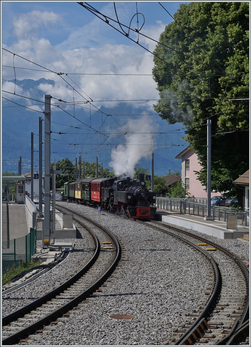 Die beide Dampfloks G 2x 2/2 105 und HG 3/4 N° 3 erreichen mit ihrem Extrazug von Vevey nach Chaulin den Bahnhof von St-Légier Gare. 

6. Juni 2022