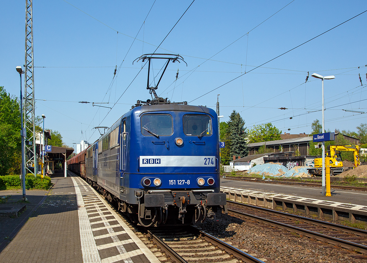 
Die beiden 151er  RBH 274 (151 127-8) und RBH 272 (151 081-7) fahrren am 20.04.2018 mit einem Kohlezug durch den Bahnhof Bonn-Beul in Richtung S�den.