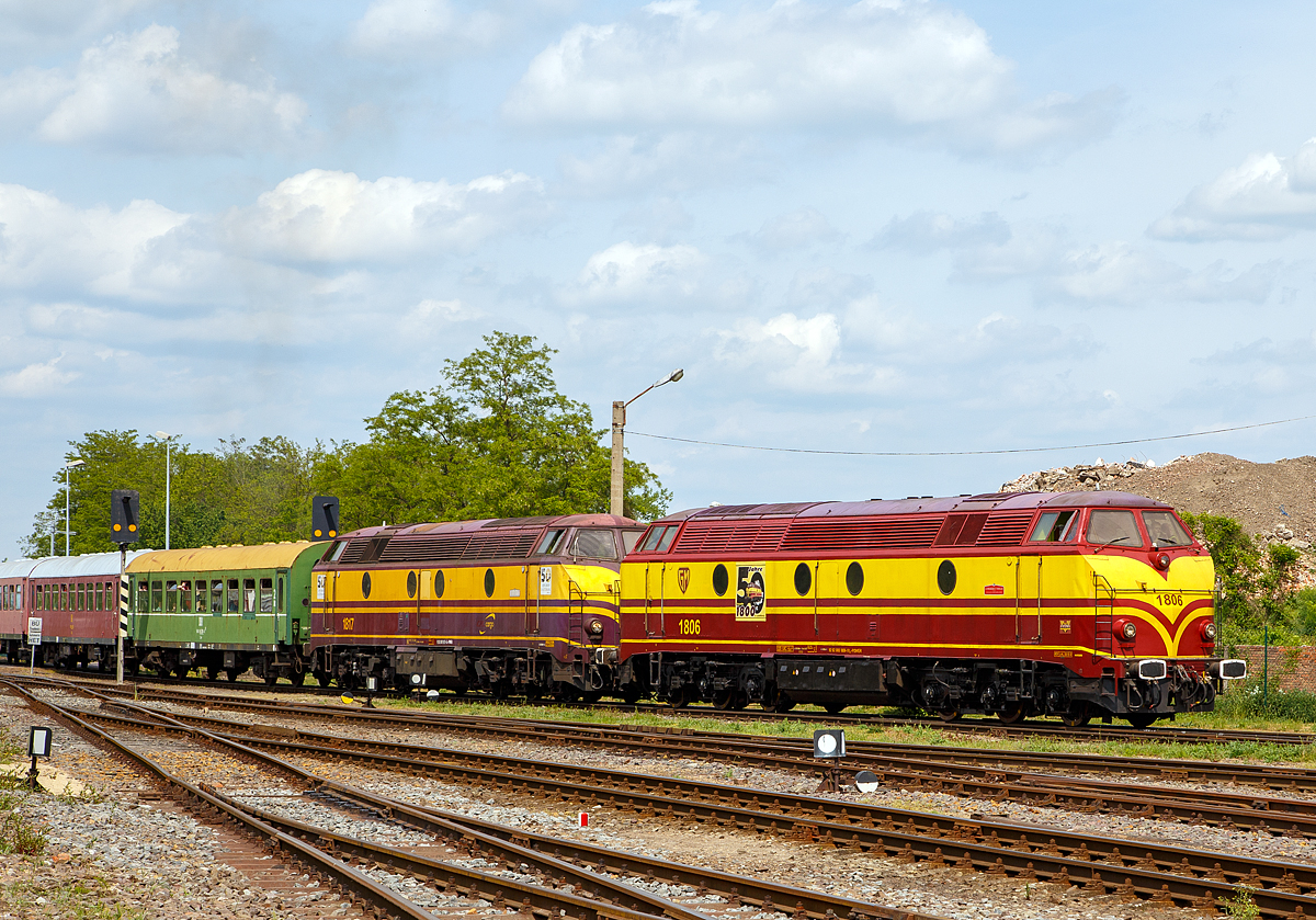 
Die beiden ehemaligen CFL 1806 und CFL 1817  erreichen am 21.05.2016 mit ihrem Sonderzug bald den Wissenschaftshafen Magdeburg. Hier veranstalteten die Magdeburger Eisenbahnfreunde ihr jährliches Familienfest. 

Die deide BN Dieseloks (La Brugeoise et Nivelles, Belgien) vom Typ 18 CN 7 gehören heute der Magdeburger Firma Power Rail GmbH. Die ex CFL Cargo 1806 trägt heute die NVR-Nummer 92 82 000 1806-9 L-POWER, die ex CFL Cargo 1817 die NVR-Nummer 92 82 000 1817-6 L-POWER. 

Was das Foto leider nicht vermitteln kann, ist der wunderschöne Sound der tollen Maschinen.
