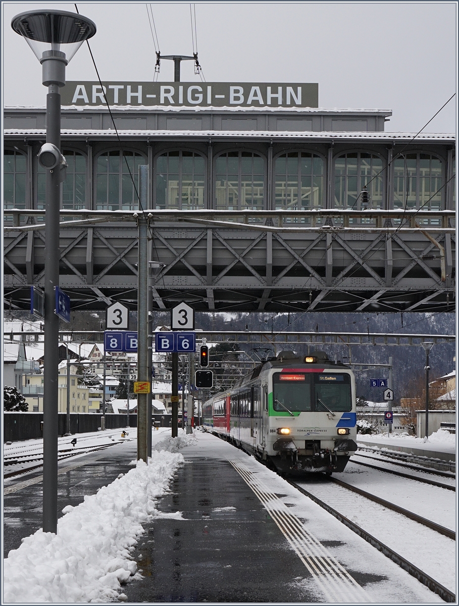 Die Bildüberschrift stimmt nicht ganz, da kommt nicht eine Arth-Rigi-Bahn, sondern der Voralpenexpress erreicht Arth-Goldau.
5. Jan. 2017
