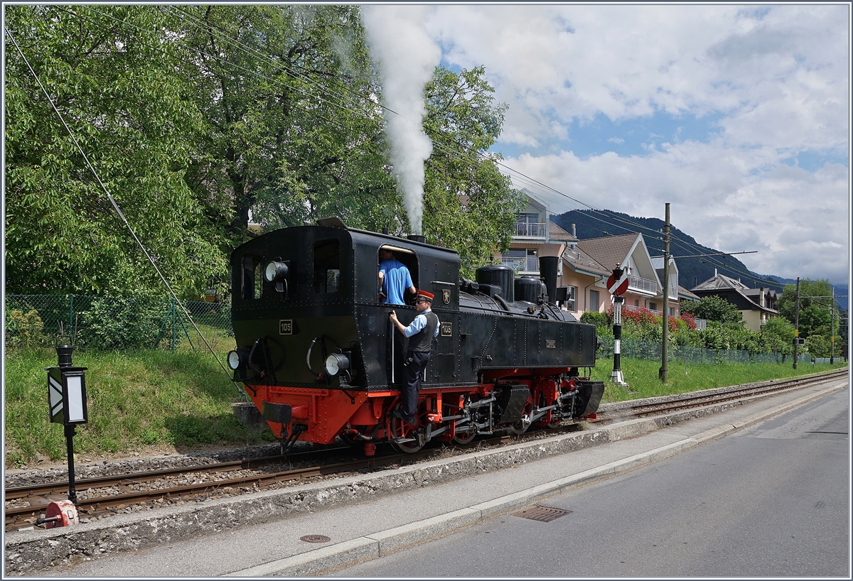 Die Blonay - Chamby Bahn G 2x 2/2 105 beim Umfahren ihres Zug in Blonay.

28. Juni 2020
