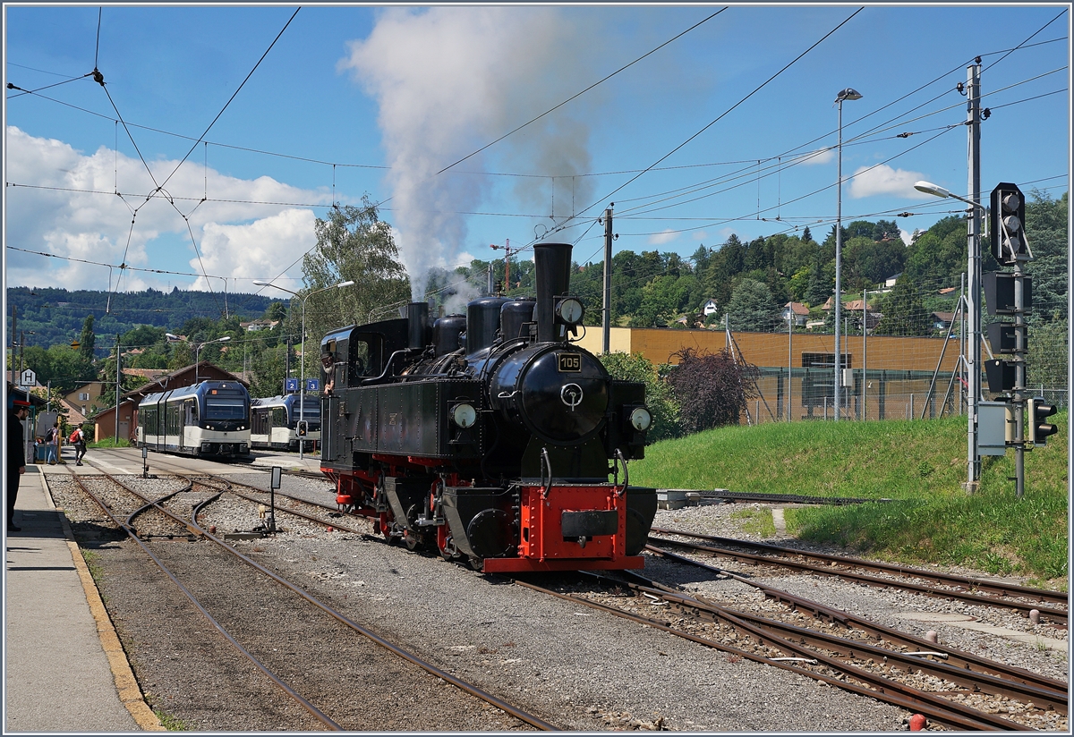 Die Blonay-Chamby Bahn G 2x 2/2 105 wartet in Blonay auf die Bereitstellung des Zuges nach Chaulin.

21. Juni 2020