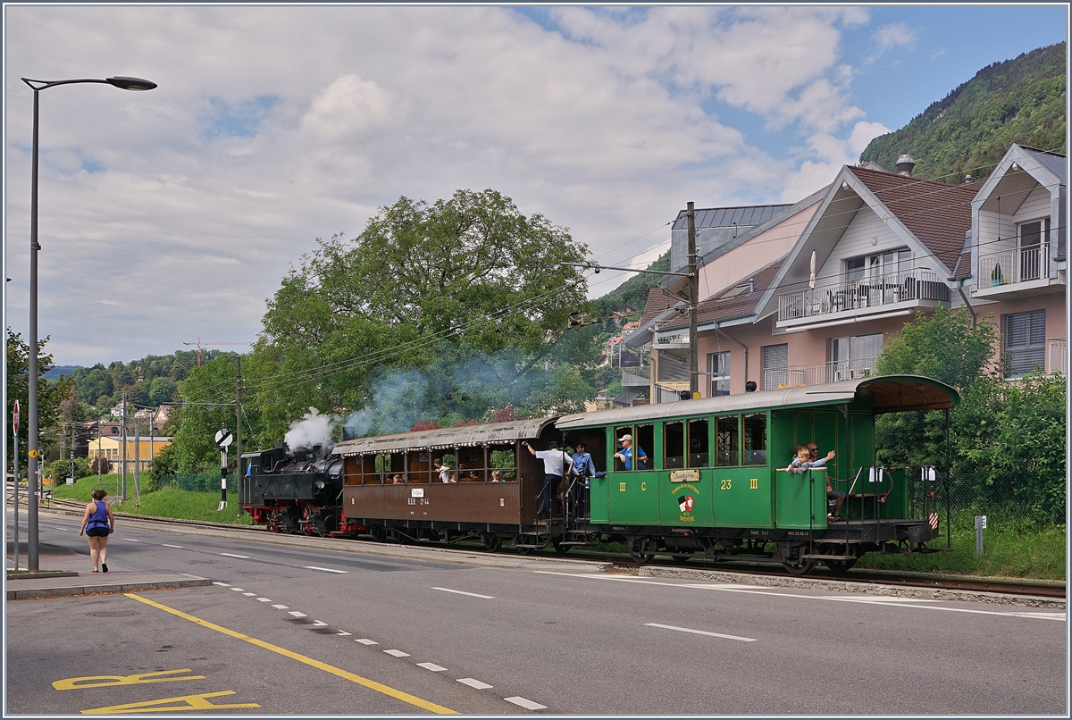 Die Blonay-Chamby Bahn G 2x 2/2 105 erreicht mit ihrem Dampfzug von Chaulin kommend in Kürze Blonay. 

28. Juni 2020