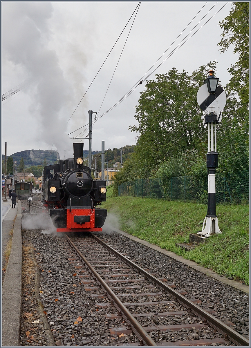 Die Blonay-Chamby G 2x 2/2 105 rangiert in Blonay. Rechts im Bild das Ausfahrsiganl, eine Hippsche Wendescheibe.

26. Sept. 2020