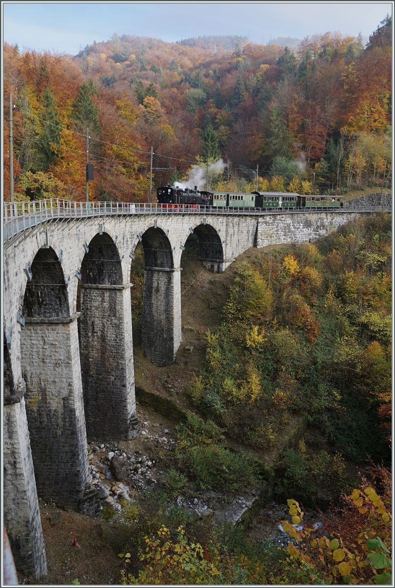 Die Blonay-Chamby G 2x 2/2 105 dampft vor dem Hintergrund einer herbstliche Landschaft über den Baye de Clarens Viadukt nach Blonay. 

31. Oktober 2021