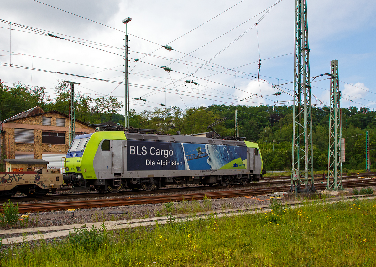 Die BLS Cargo 010, Re 485 010-3 (91 85 4485 010-3 CH-BLSC) fährt am 08.06.2021 mit einem KLV/CargoBeamer Alpinzug Domodossola- Kaldenkirchen, durch Betzdorf (Sieg) in Richtung Köln.

Die TRAXX F140 AC1 wurde 2003 von Bombardier in Kassel unter der Fabriknummer 33561 gebaut und an die BLS Cargo geliefert. Die Loks sind nur für die Schweiz und Deutschland zugelassen. 