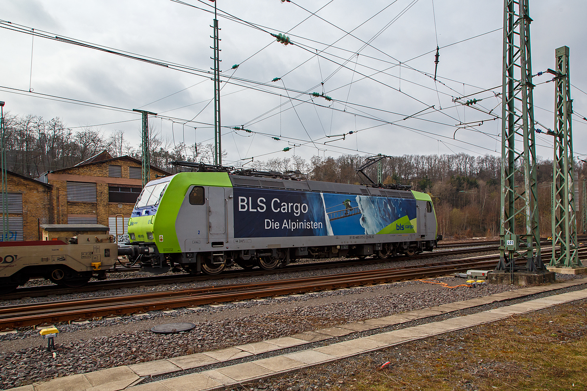 Die BLS Cargo 015, Re 485 015 (91 85 4485 015-2 CH-BLSC) f�hrt am 23.03.2021 mit einem CargoBeamer Alpinzug Domodossola- Kaldenkirchen, durch Betzdorf (Sieg) in Richtung K�ln.

Die TRAXX F140 AC1 wurde 2004 von  Bombardier in Kassel unter der Fabriknummer 33681 gebaut und an die BLS Cargo geliefert. Die Loks sind nur f�r die Schweiz und Deutschland zugelassen.
