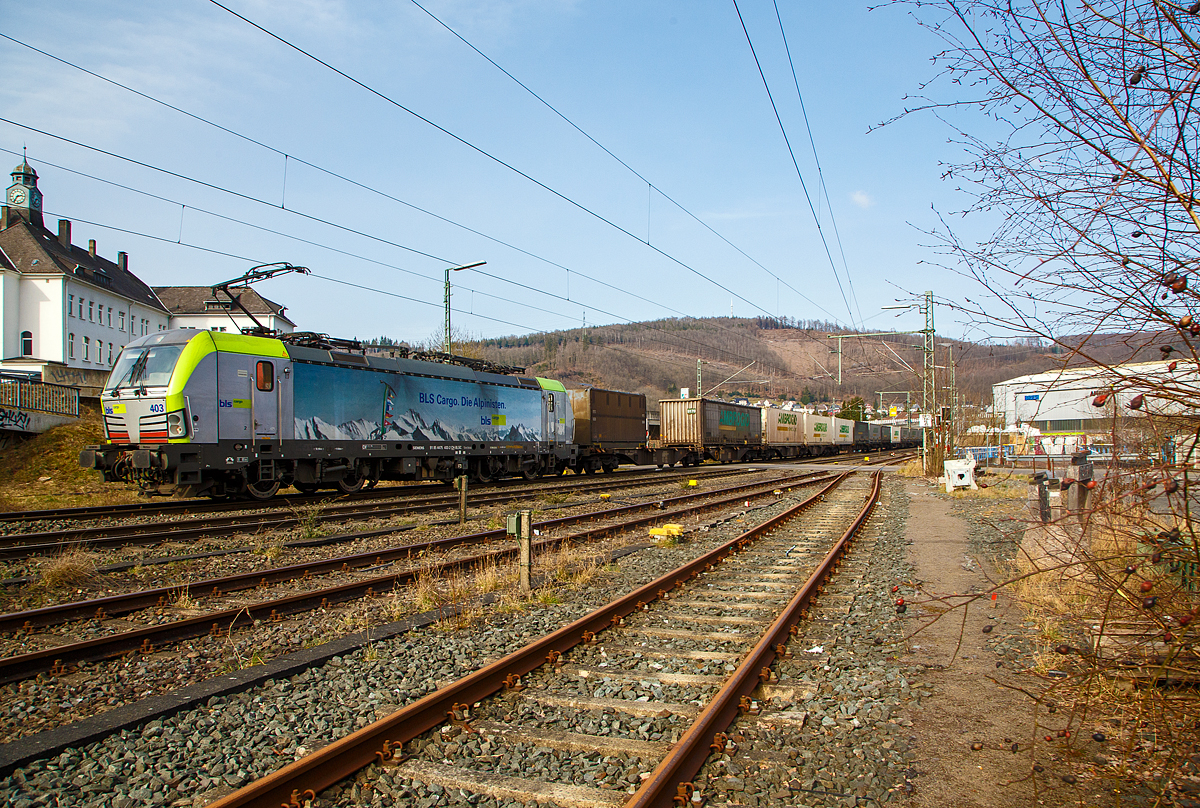 Die BLS Cargo 403 – Re 475 403-2 (91 85 4475 403-2 CH-BLSC) fährt am 16.03.2022, mit einem KLV-Zug, durch Niederschelden über Siegstrecke (KBS 460) in Richtung Köln.

Die Siemens Vectron MS (160 km/h - 6.4 MW) wurden 2016 von Siemens unter der Fabriknummer 22064 gebaut, sie hat die Zulassungen für CH/D/A/I/NL und kann so vom Mittelmeer bis an die Nordsee ohne Lokwechsel durchfahren.