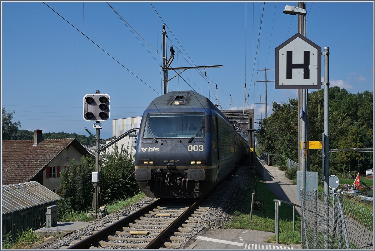 Die BLS Re 465 003-2 mit einen RE nach Bern bei der Haltestelle Zihlbrücke, (wo der RE freilich ohne Halt durchfährt). 

30. Aug. 2019
 