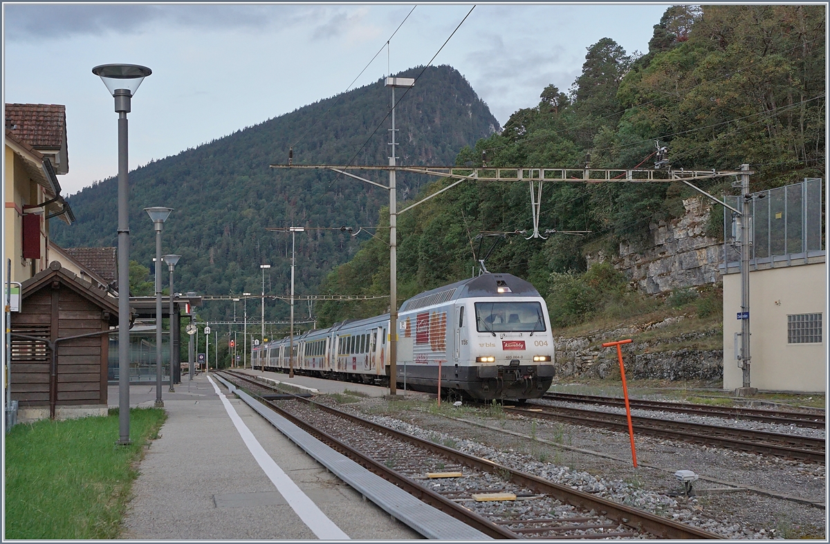 Die BLS Re 465 004  Kambly  mit ihrem RE 3910 Bern - La Chaux-de-Fonds beim Fahrtrichtungswechsel in der Spitzkehre von Chambrelien.

13. August 2019