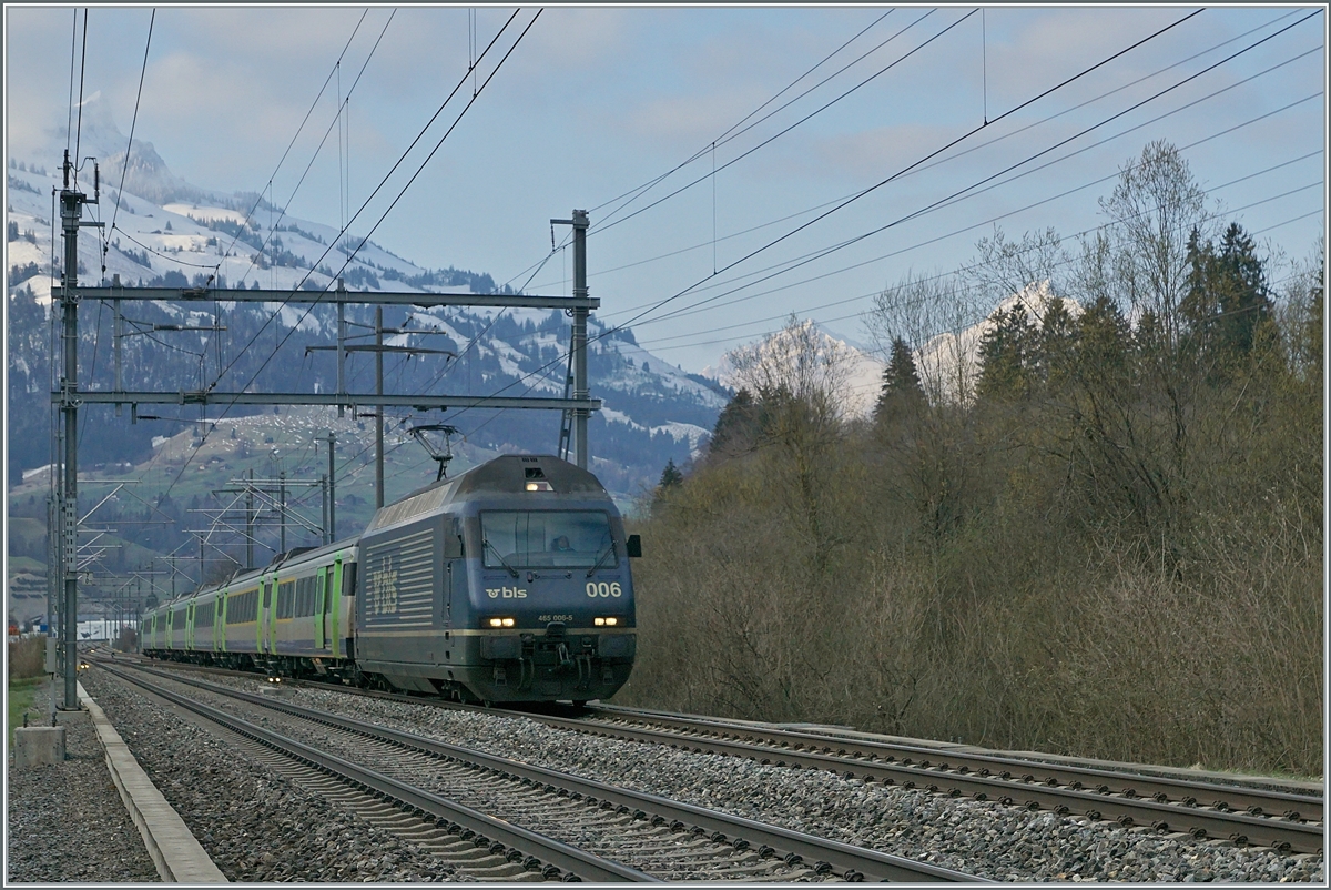 Die BLS Re 465 008 ist bei Mülenen mit ihren EW III Wagen als Regionalzug von Frutigen nach Spiez unterwegs. 

14. April 2021
