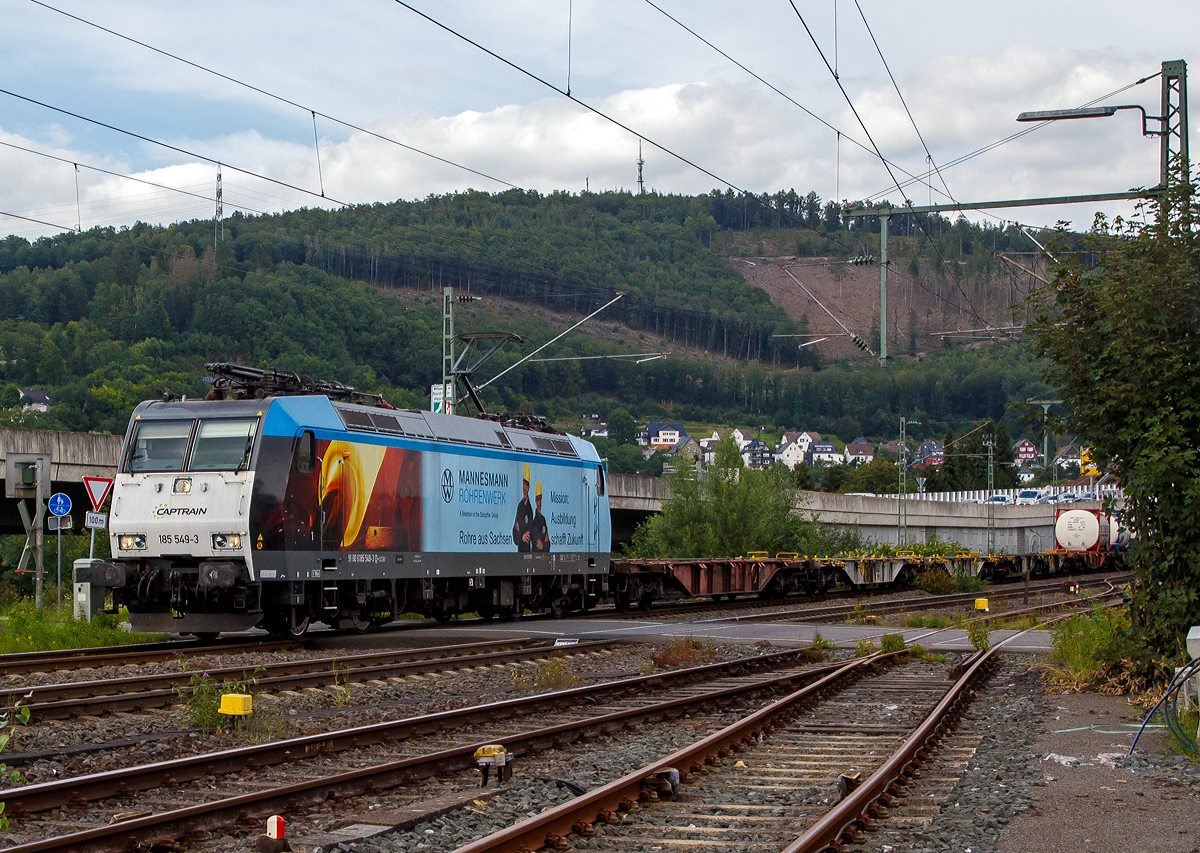 Die Captrain 185 549-3 (91 80 6185 549-3 D-CCW) fährt am 24.08.2021 mit einem Containerzug durch Niederschelden über die Siegstecke (KBS 460) in Richtung Köln. Aktuell trägt die Lok Werbung für die Mannesmann Röhrenwerke – Rohre aus Sachsen.

Die TRAXX F140 AC1 wurde 2005 bei Bombardier in Kassel unter der Fabriknummer 33737 gebaut. Sie hat die Zulassungen für Deutschland, Österreich und die Schweiz. Eigentümer der Lok ist die VC Holding SAS (Clichy bei Paris).