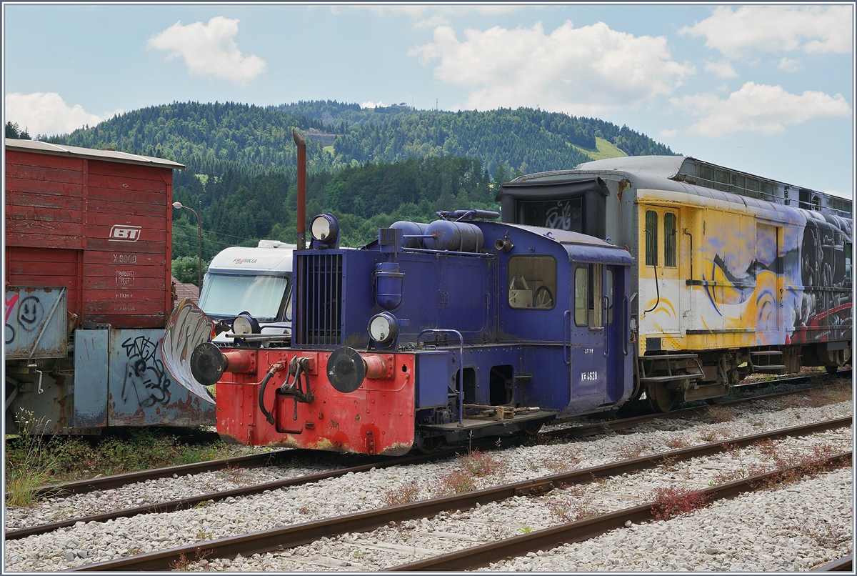Die Coni'Fer CFTVP Kö 4625 in Hôpitaux Neufs. Die kleine Diesellok wurde von der BMAG - Berliner Maschinenbau AG im Jahr 1934 unter der Fabriknummer 10282 gebaut und war zuletzt
(bis zur Ausmusterung am 19.3.1994) als  310 628-3 bei der DR in Betrieb.

16. Juli 2019